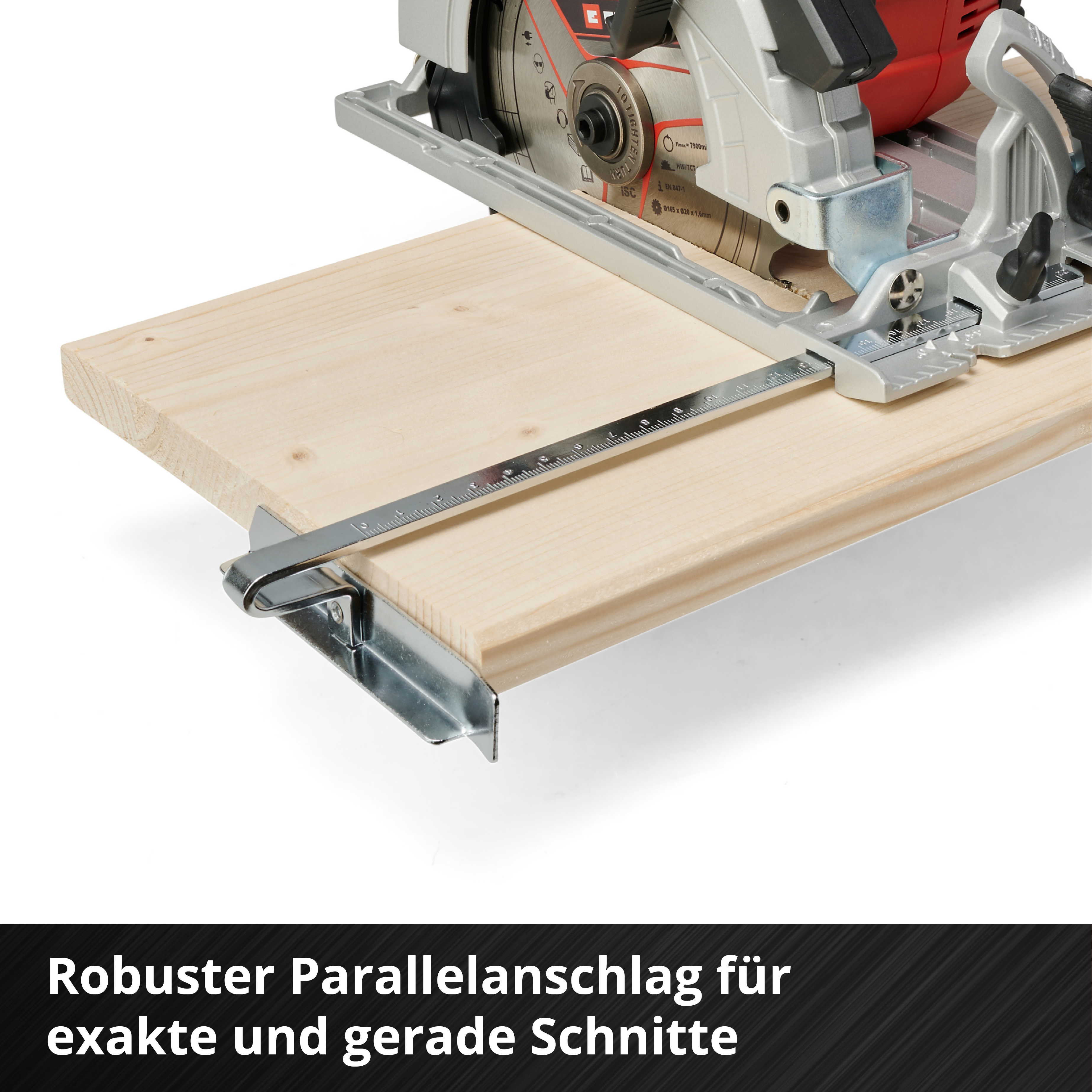 Kreissägeblatt auf Holzbrett mit Parallelanschlag und Skala.