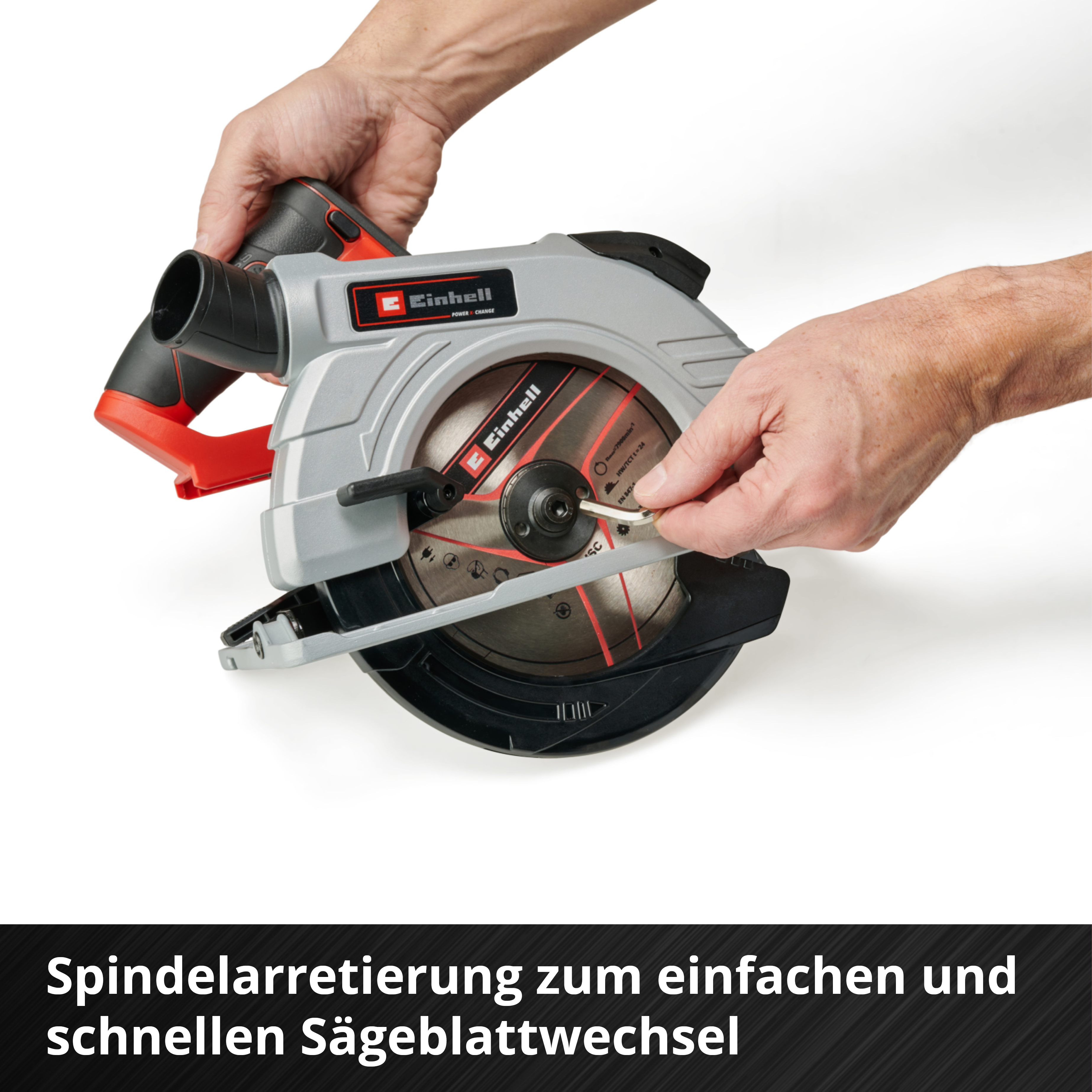 Ein Mann benutzt einen Inbusschlüssel, um den Spindelarretierknopf an einer Kreissäge zu betätigen.