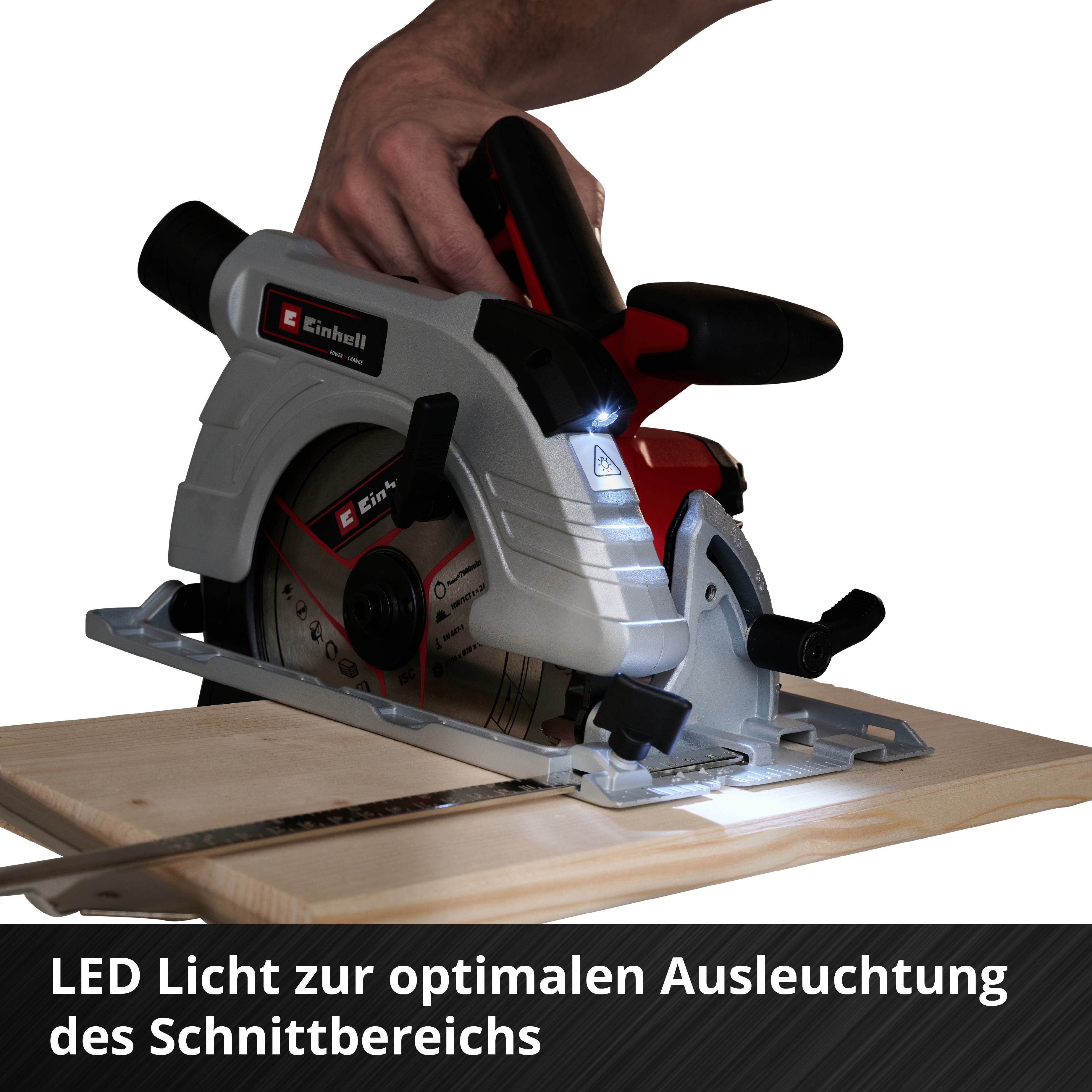 Eine Hand hält eine Kreissäge, die auf Holz geschnitten wird. LED beleuchtet den Schnittbereich.
