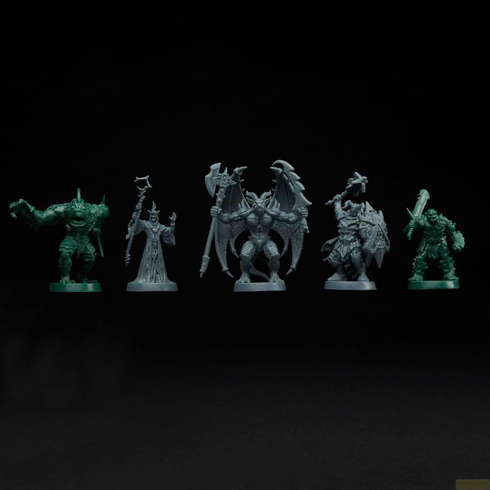 Vijf fantasy miniaturen op zwart: groene creatuur, tovenaar, gevleugelde demon, krijger, groene creatuur.