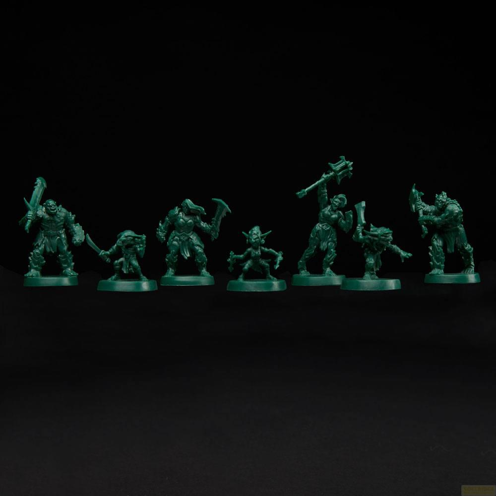 Zeven groene fantasy miniaturen met wapens op zwarte achtergrond.
