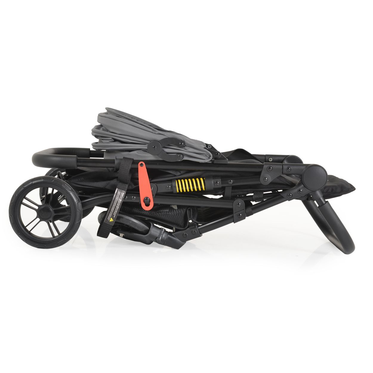 Ein zusammengeklappter Kinderwagen in Schwarz und Grau mit einem orangefarbenen Griff.