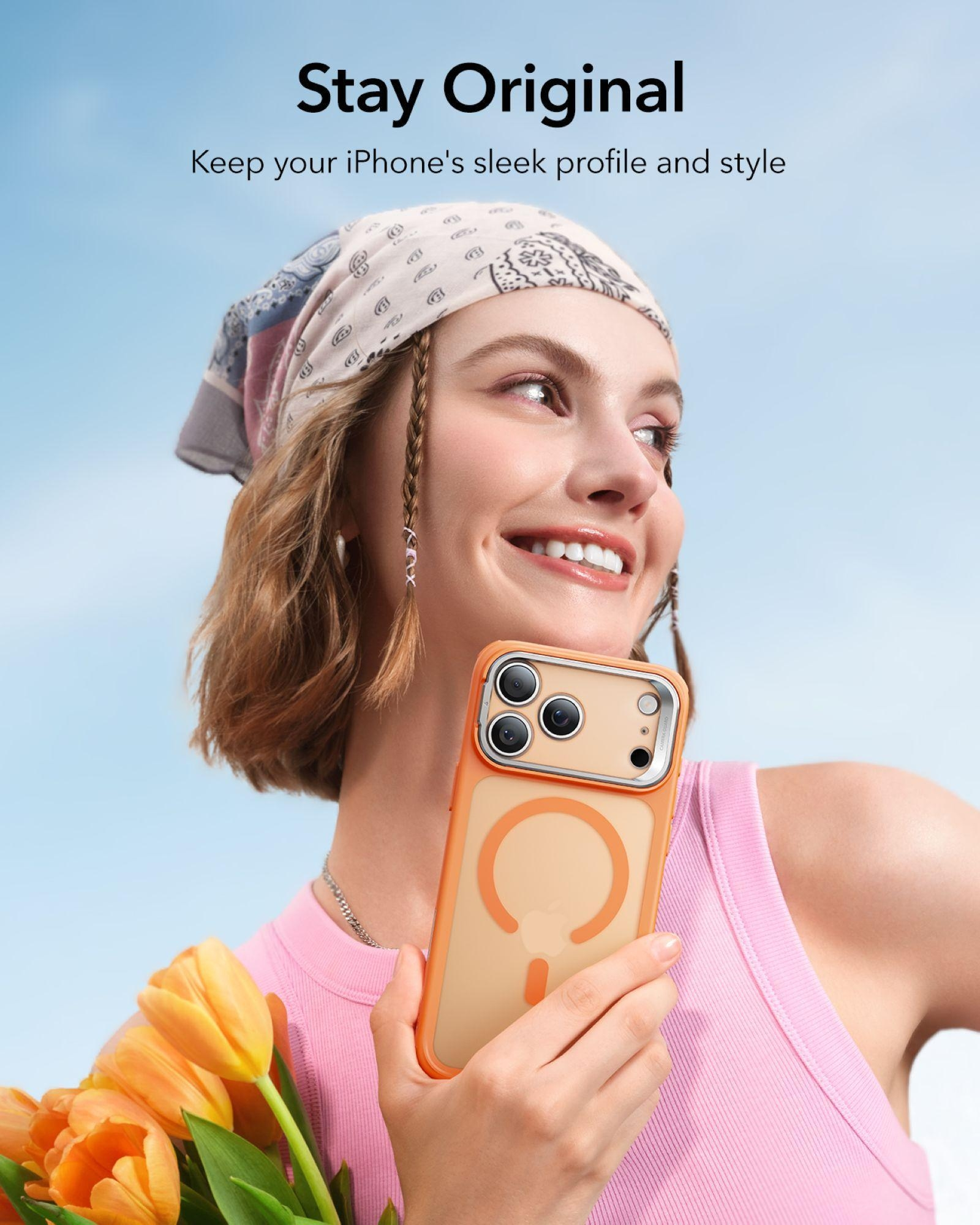 Frau mit Kopftuch hält ein orangefarbenes iPhone-Case mit Tulpen im Vordergrund.