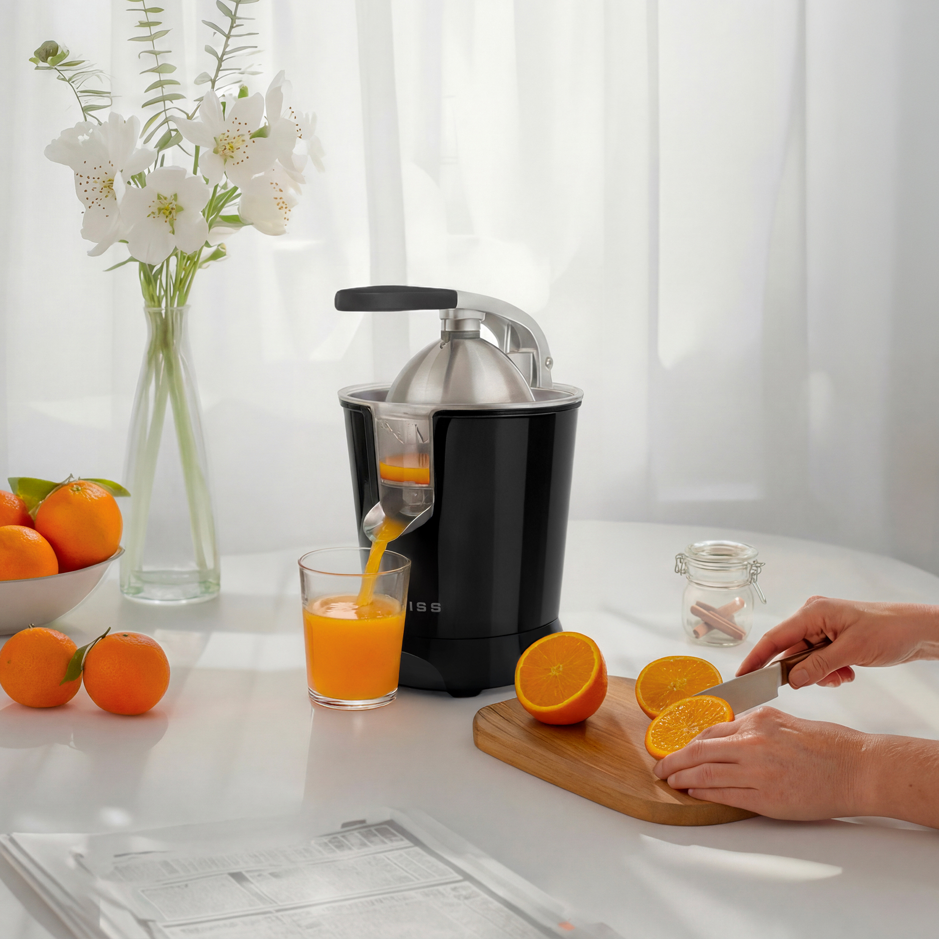 Una persona affetta arance mentre il succo scorre in un bicchiere.