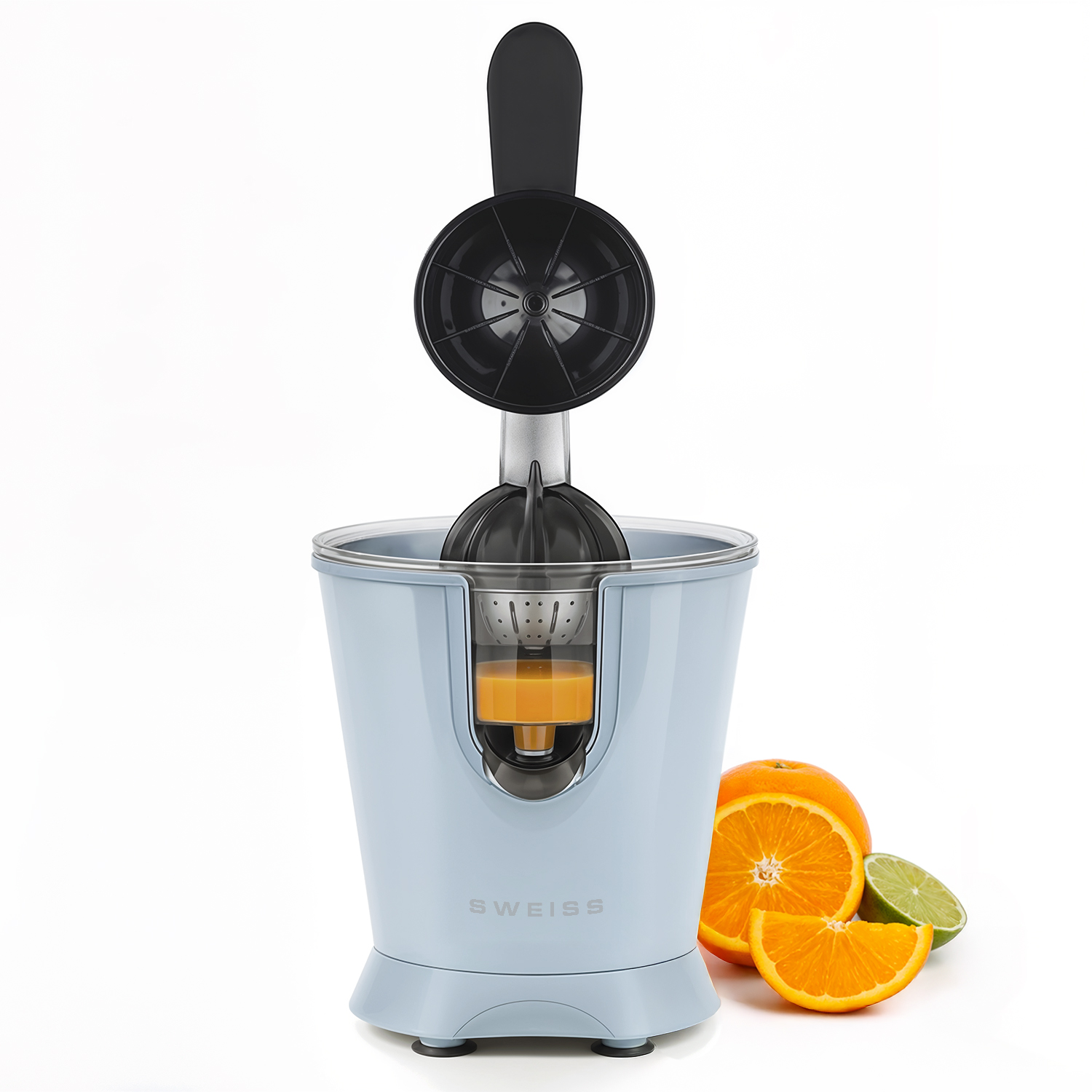 Spremiagrumi azzurro con manico nero, accanto ad arance e lime.