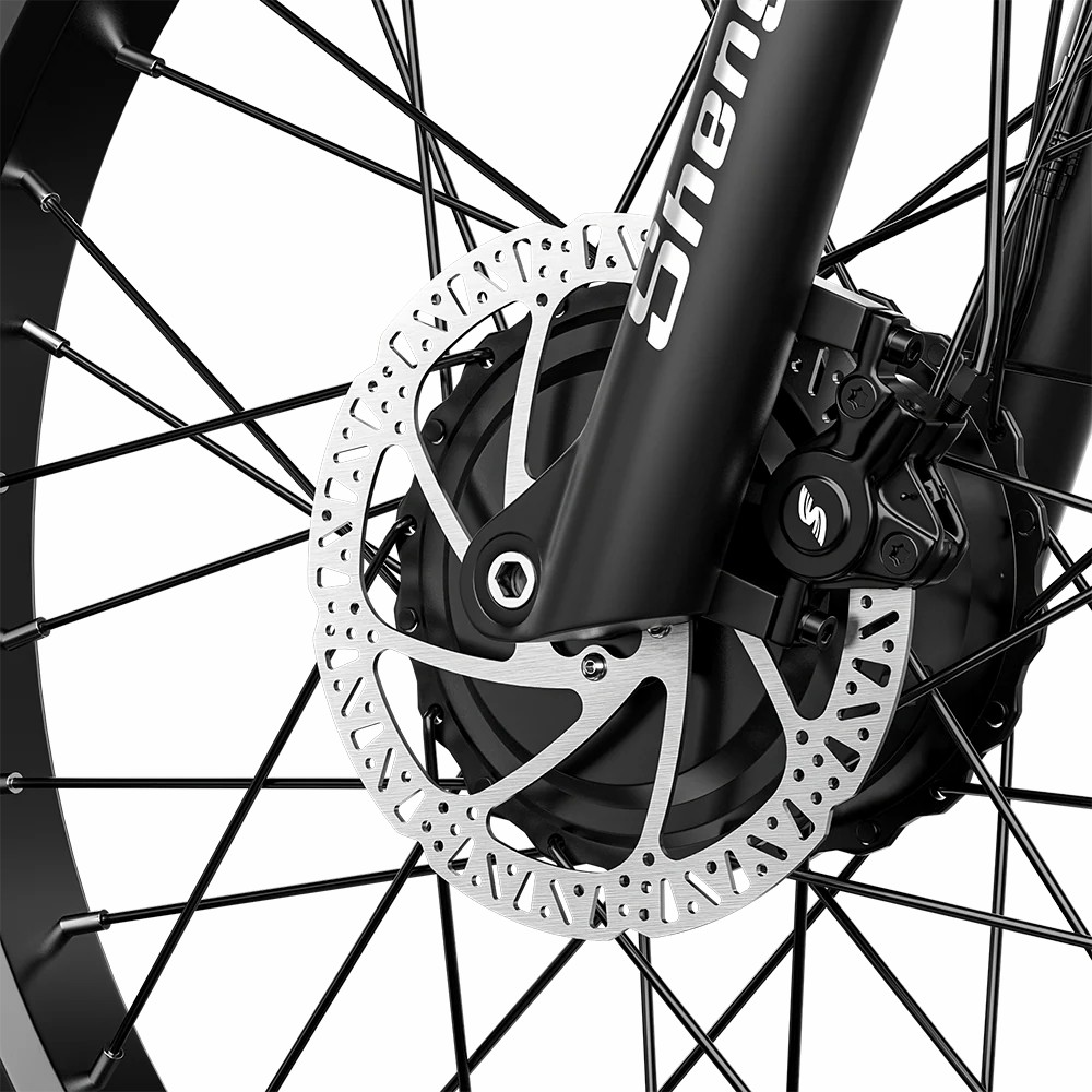 Nahaufnahme einer Fahrradscheibenbremse mit schwarzem Rahmen und Speichen.