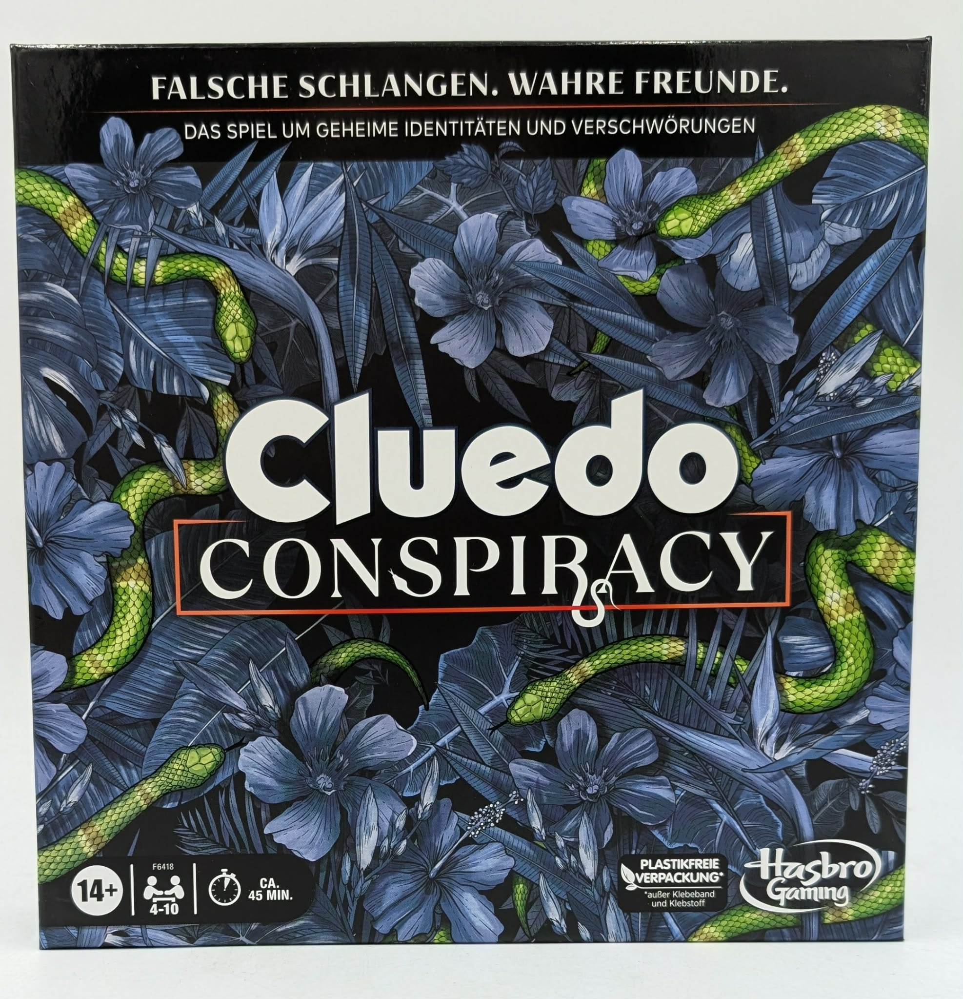 Cluedo Conspiracy Spielschachtel mit Schlangen und dunklen Blumen.
