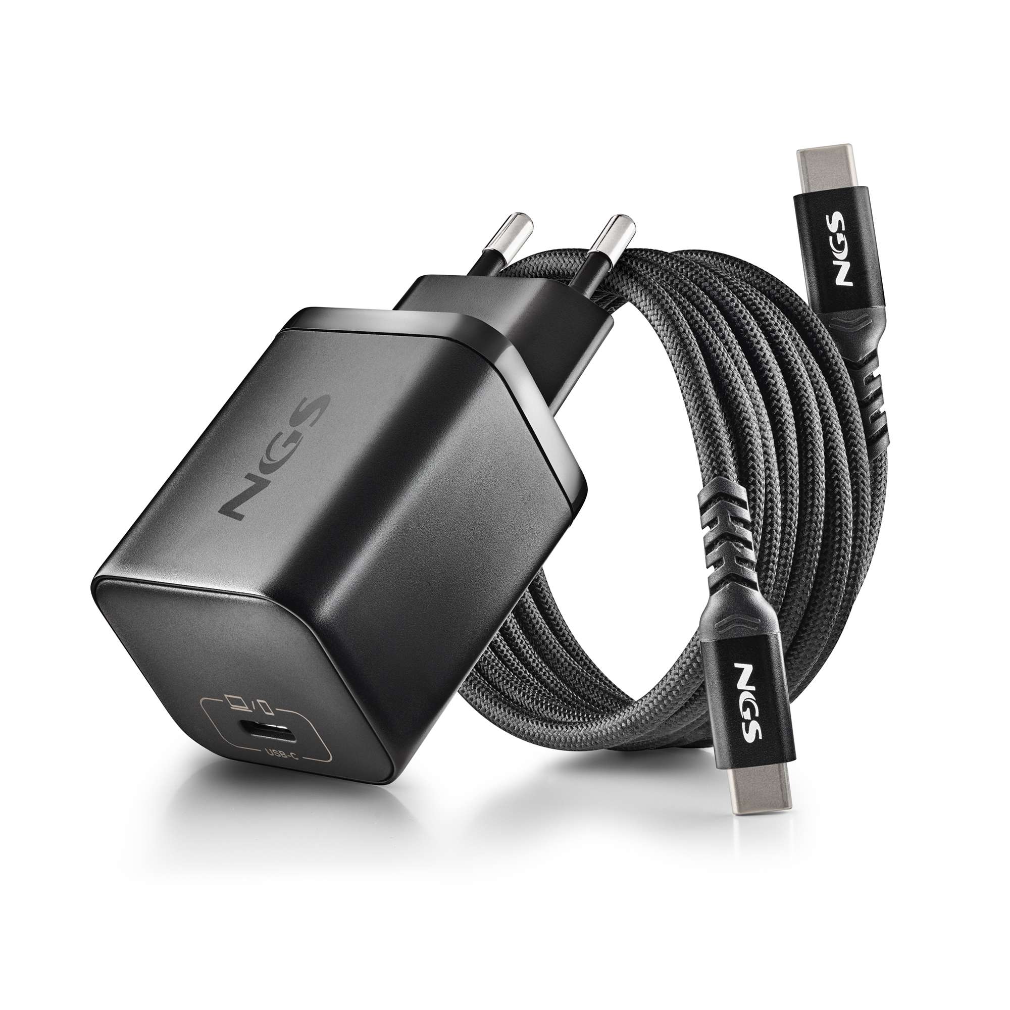 Caricatore USB-C nero con due pin e un cavo intrecciato.