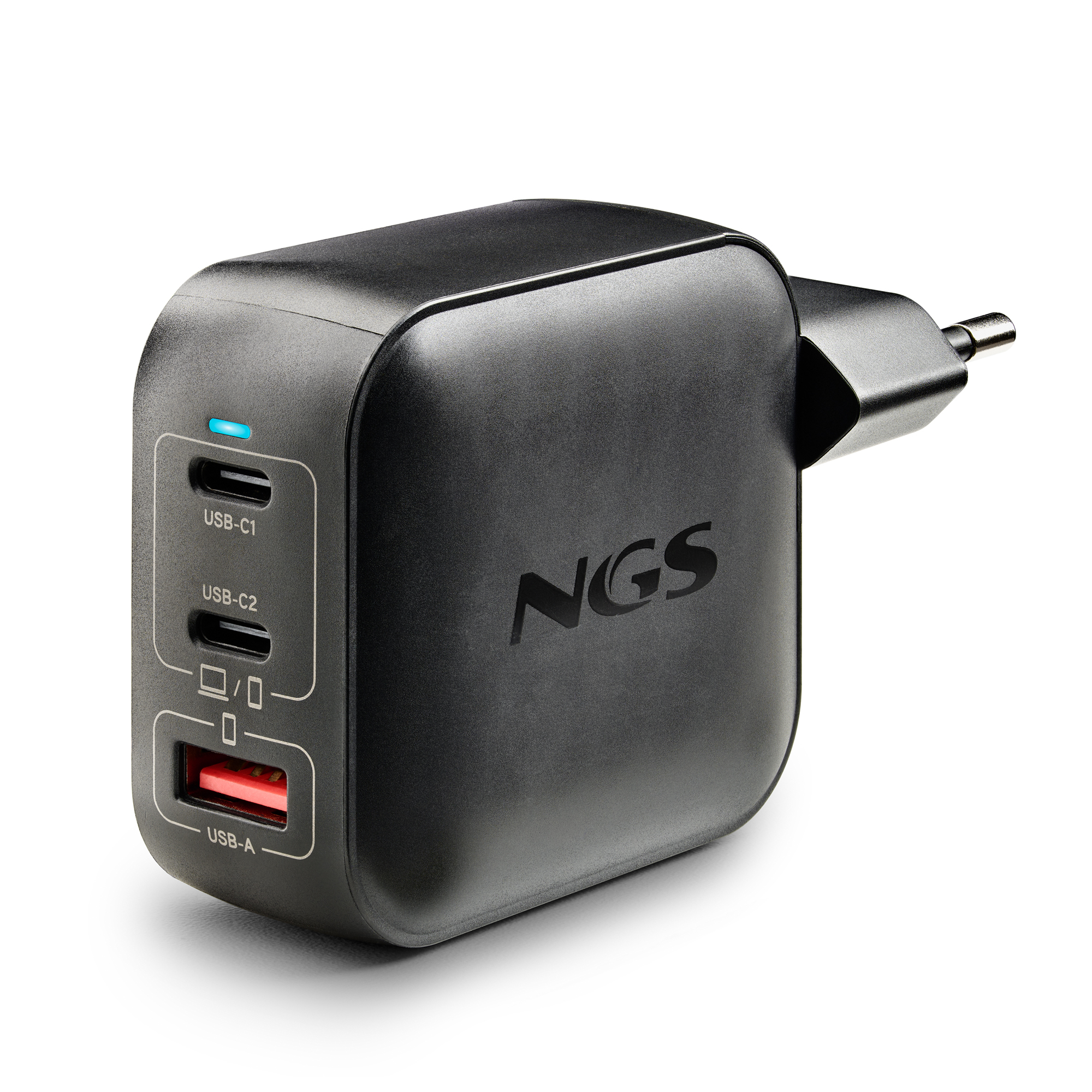 Adaptador de corriente NGS negro con dos puertos USB-C y un USB-A.