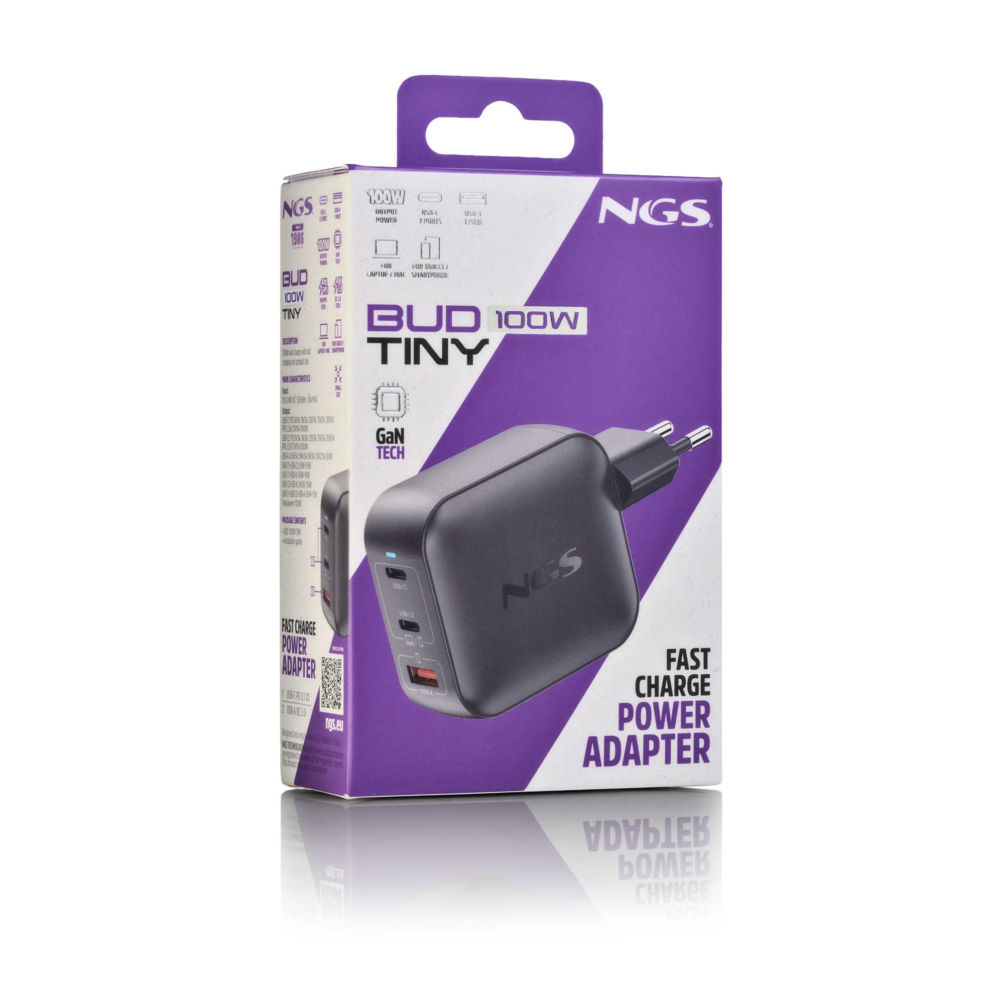 Embalaje de un adaptador de corriente NGS negro de 100W USB-C con dos puertos USB-C y uno USB-A.