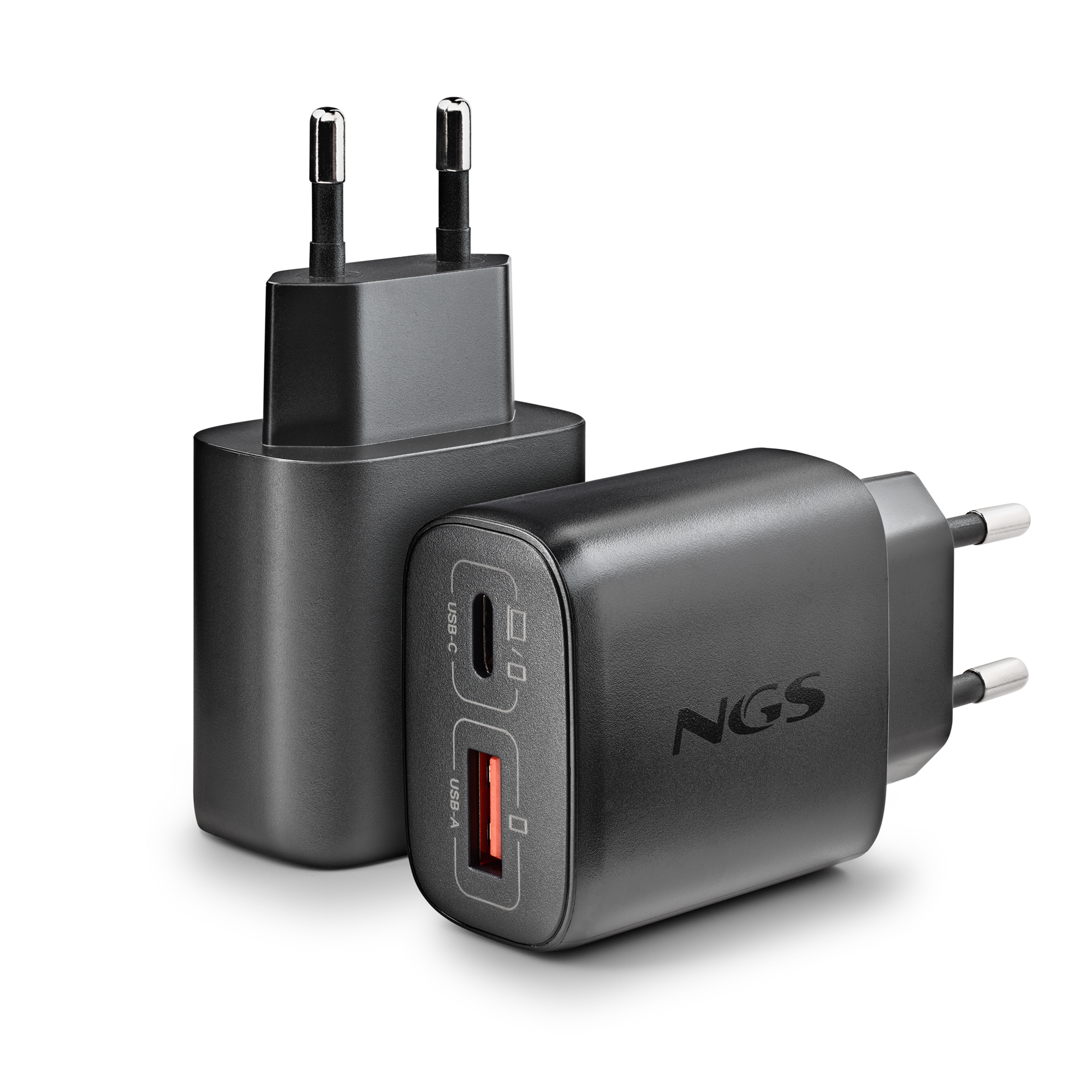 Dos cargadores USB negros con dos clavijas y puertos USB-C/USB-A.