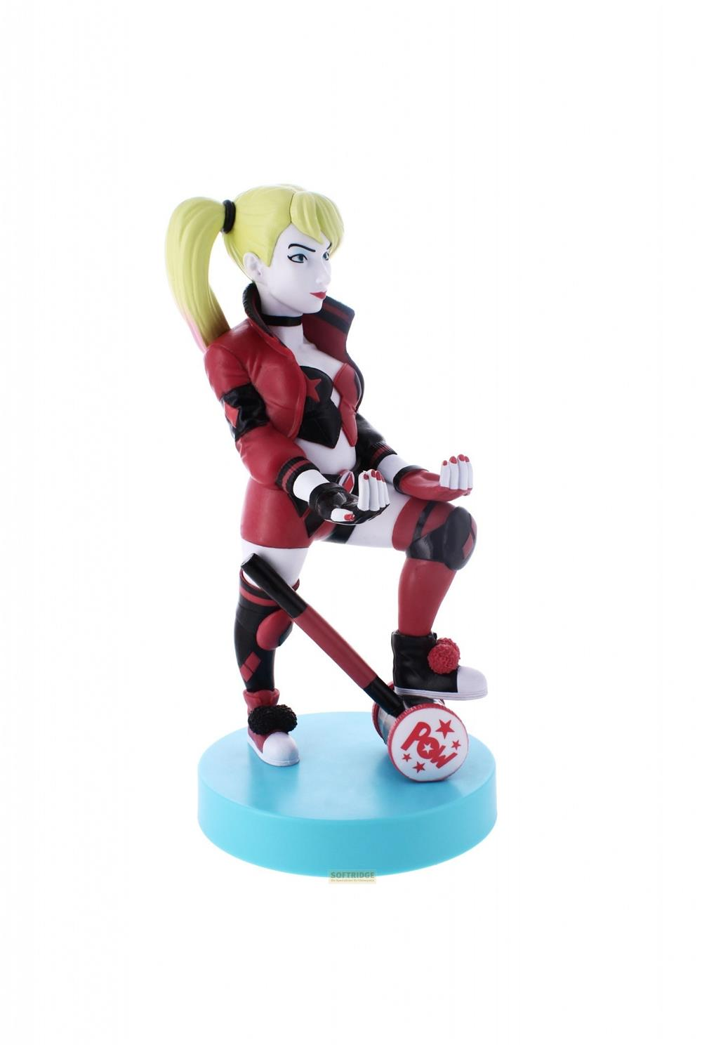 Statua di Harley Quinn con martello su base blu, giacca rossa, trecce bionde.