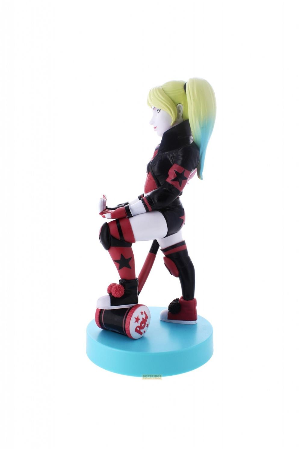 Statua di Harley Quinn con coda bionda, giacca nera, stelle rosse, su base blu.