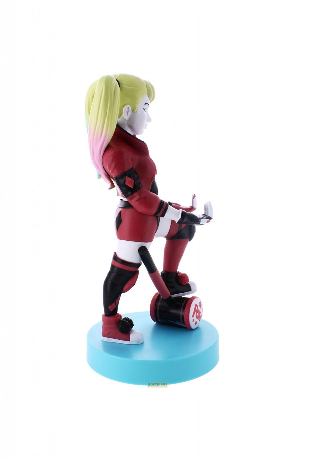 Statua di Harley Quinn con martello, abito rosso e nero, trecce bionde, su base blu.