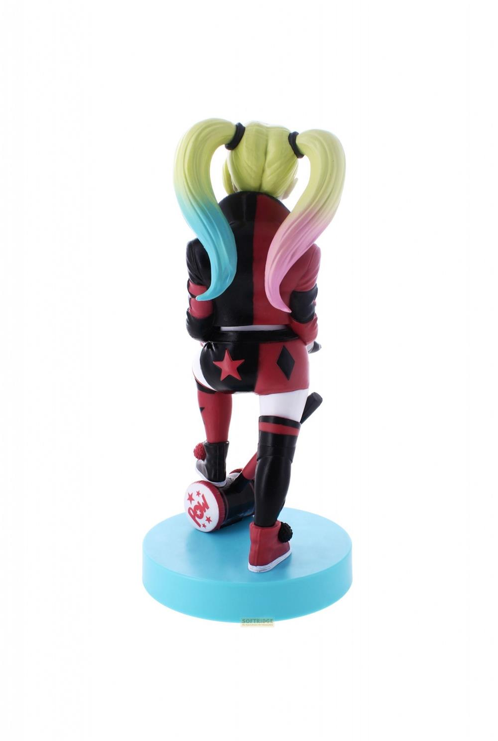 Statua di Harley Quinn con codini blu-rosa su un martello su base blu.