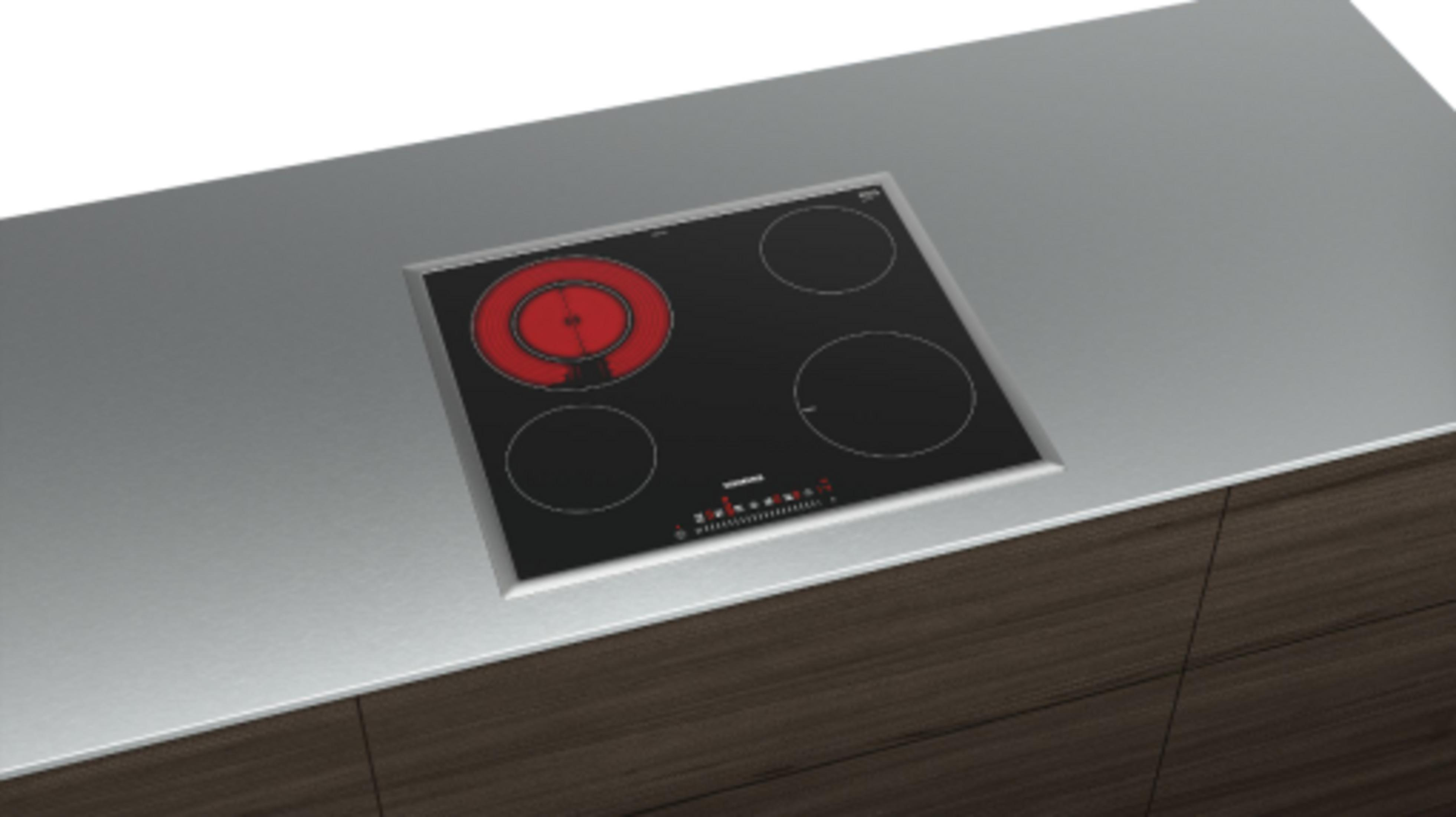 Une plaque à induction noire avec quatre zones de cuisson.