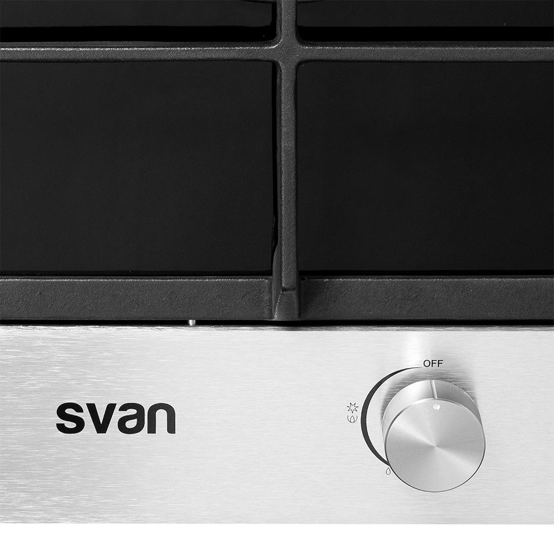 Primer plano de una cocina de gas con logo Svan y un mando plateado.