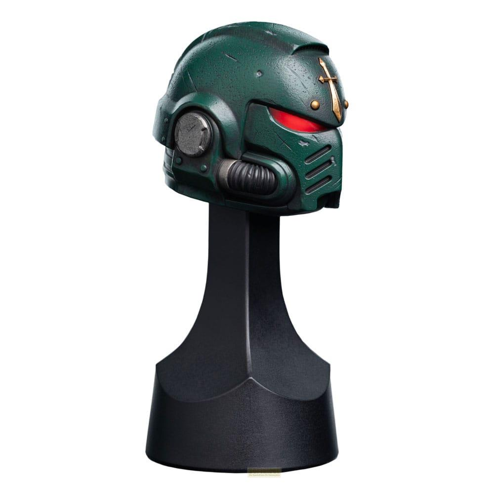 Grüner Helm mit roten Augen auf schwarzem Ständer.