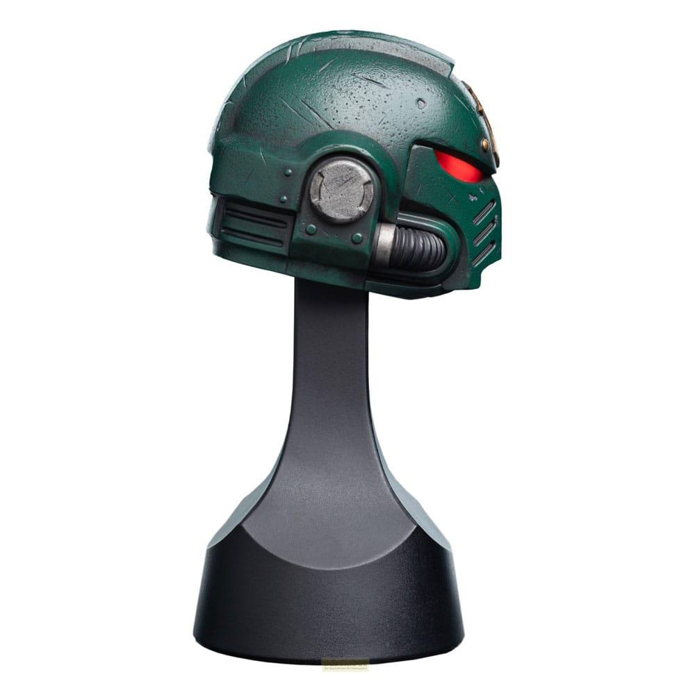 Grüner Helm mit roten Augen auf schwarzem Ständer.