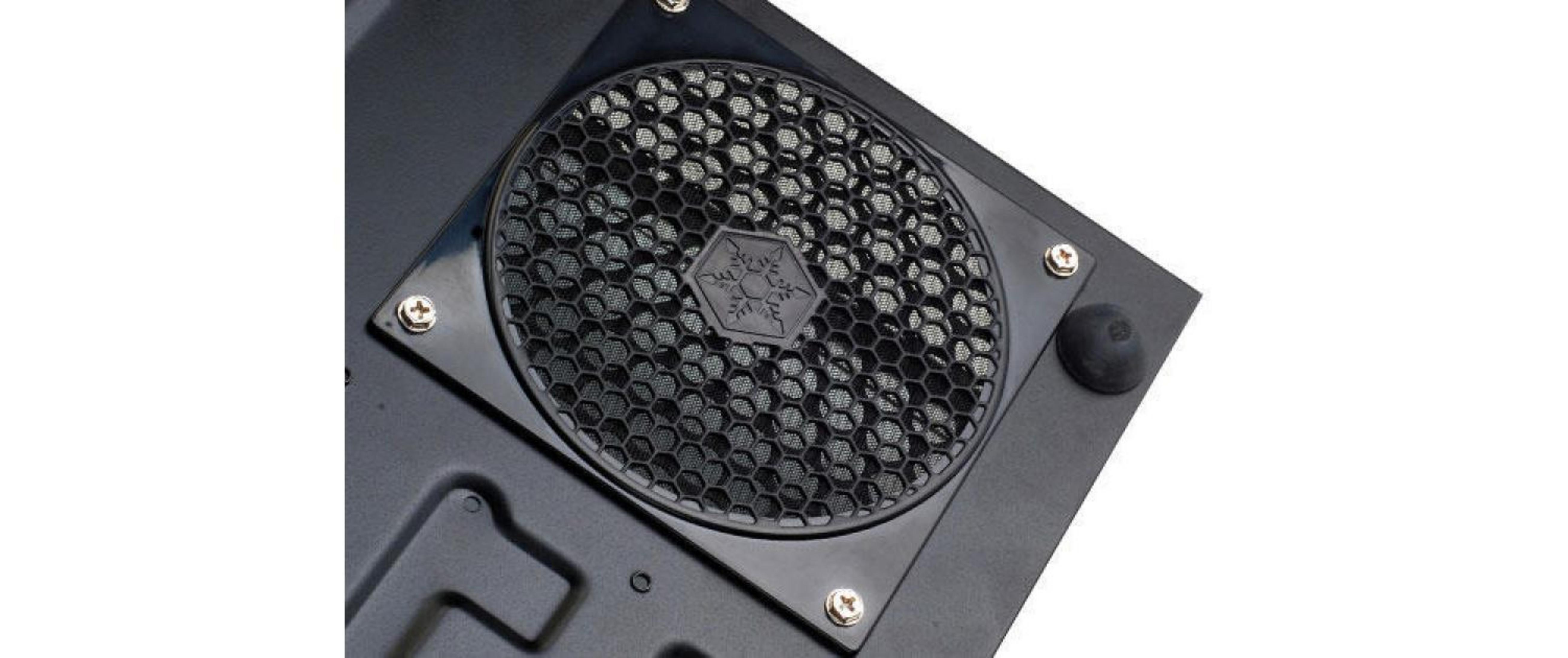 Ventola PC nera con griglia esagonale, montata su superficie scura con viti.