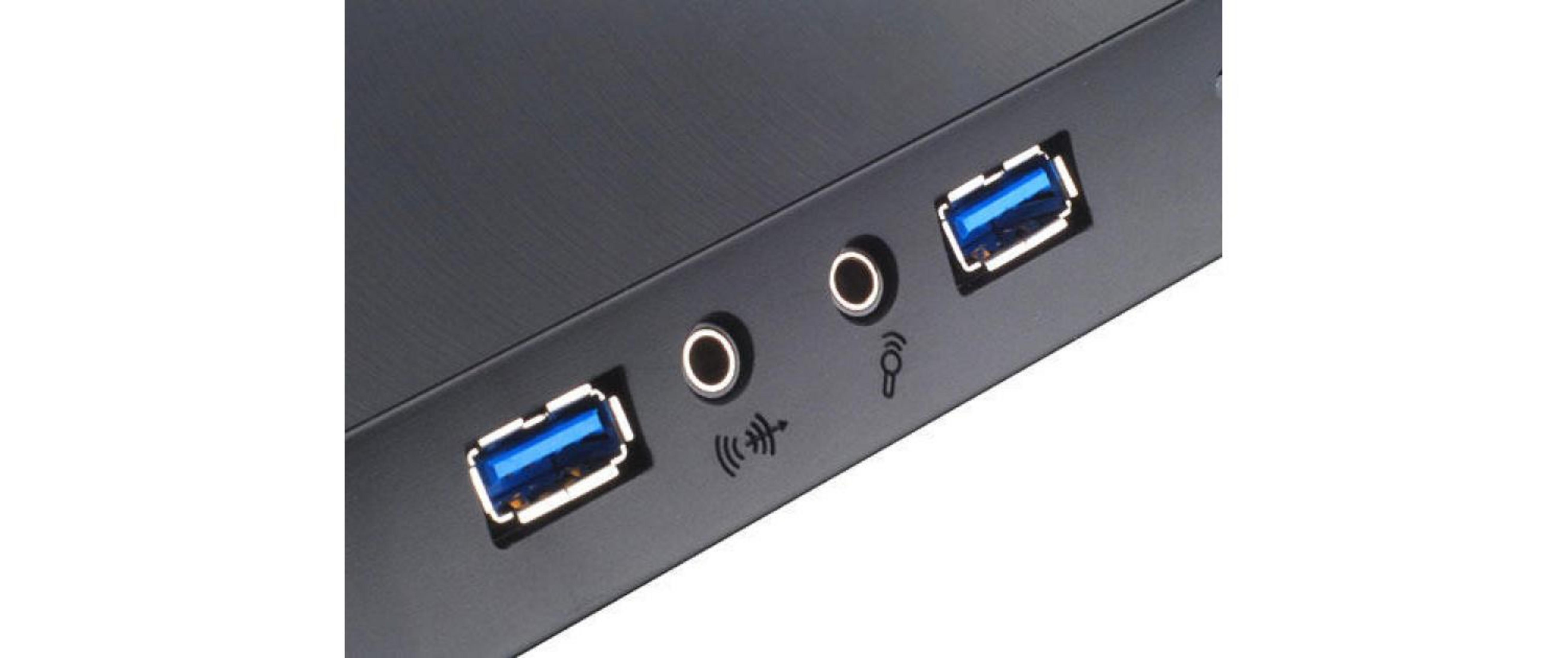 Due porte USB blu e due jack audio su chassis nero.