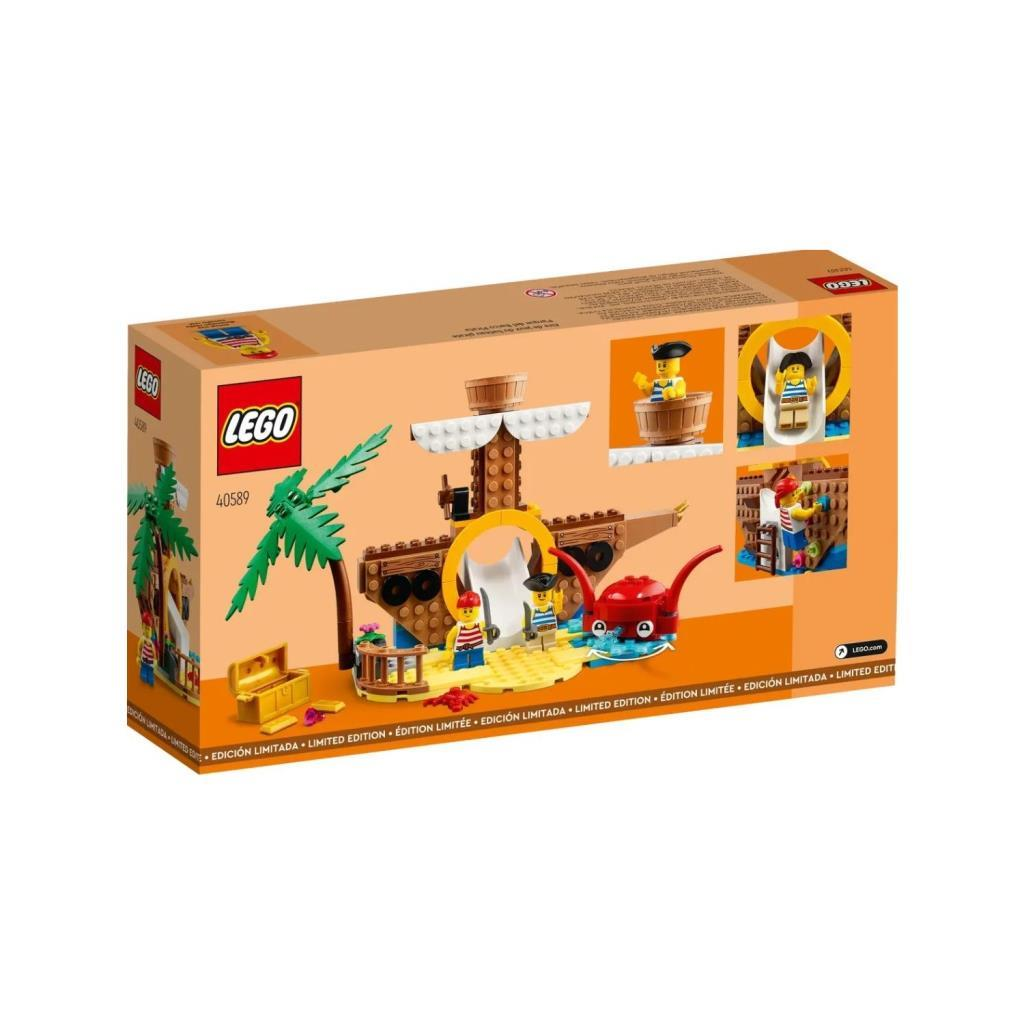 Pudełko Lego przedstawia statek piracki, palmy, skrzynię skarbów i figurki.