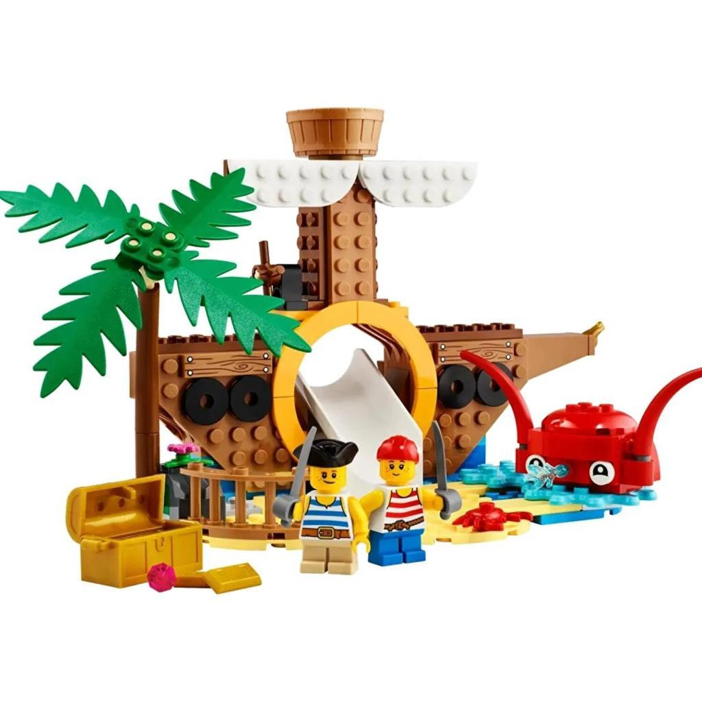 Zestaw piracki Lego z palmą, skrzynią skarbów, krabem i dwiema postaciami.