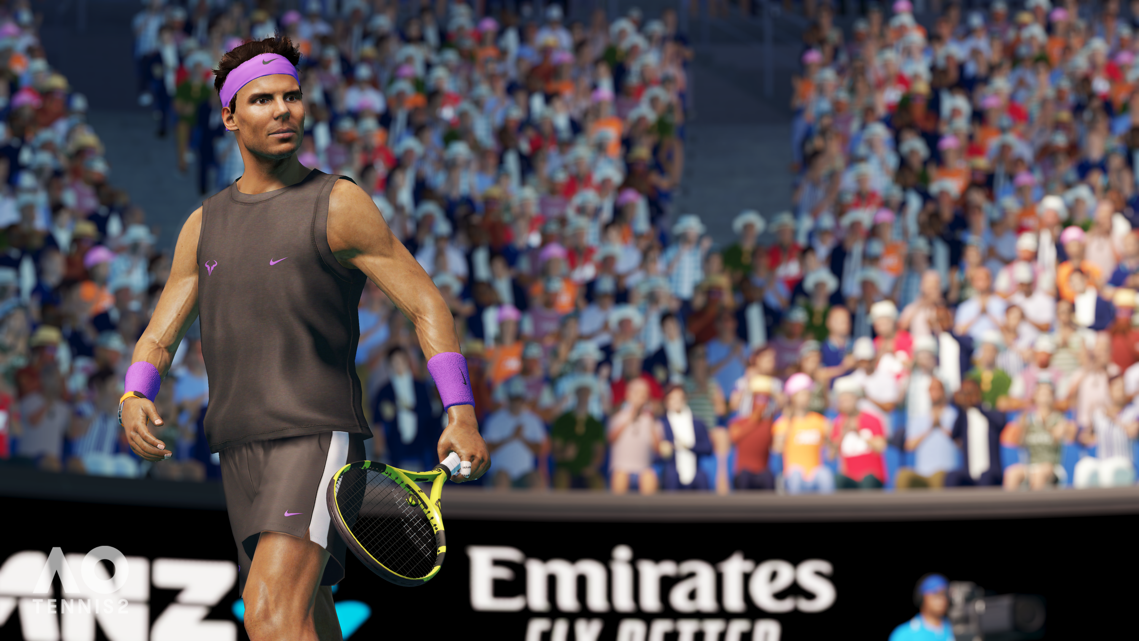 Tennisspieler Rafael Nadal mit einem Schläger in der Hand, auf einem Spielfeld mit Zuschauern.
