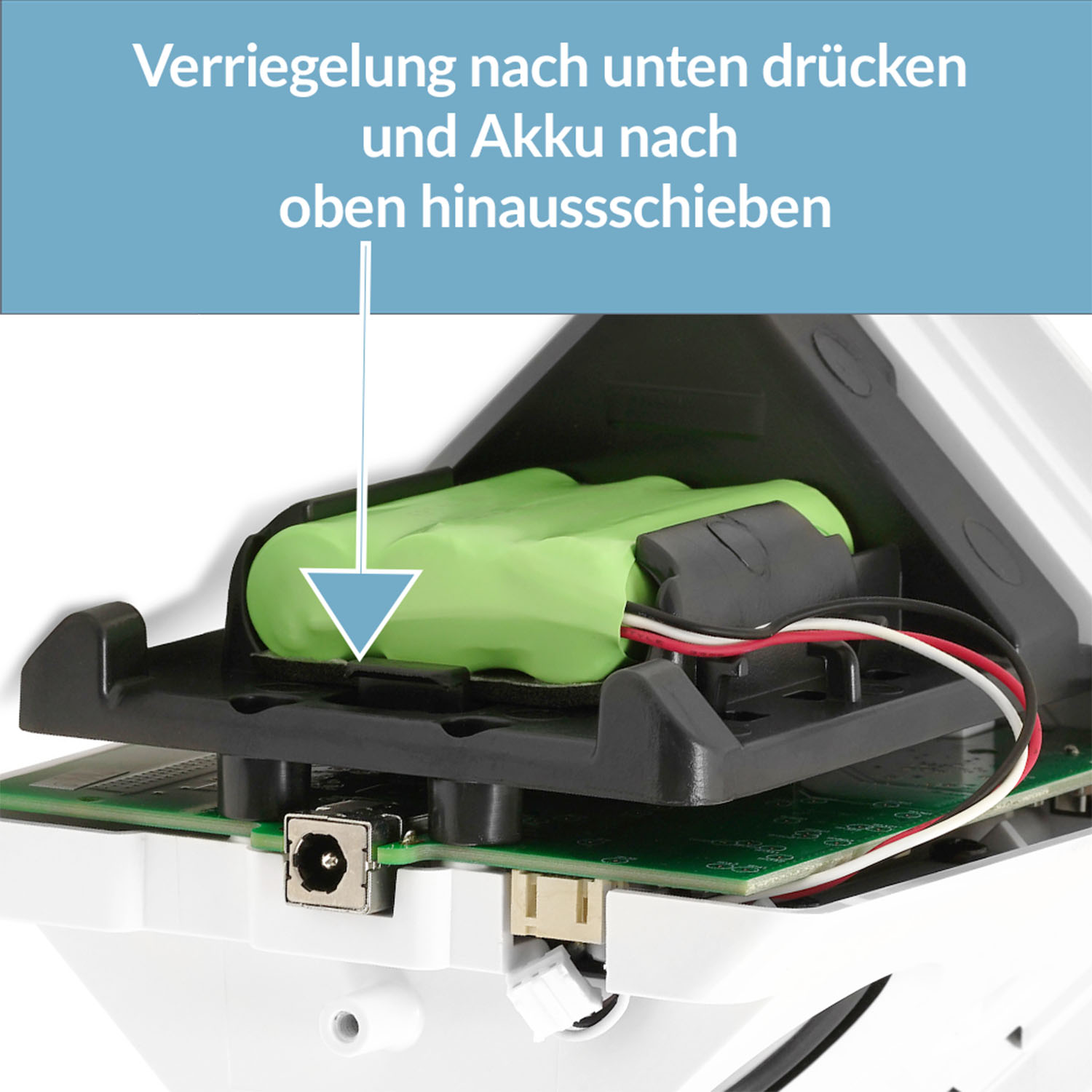 Grüner Akku in schwarzer Halterung, mit Kabeln und einer Platine.