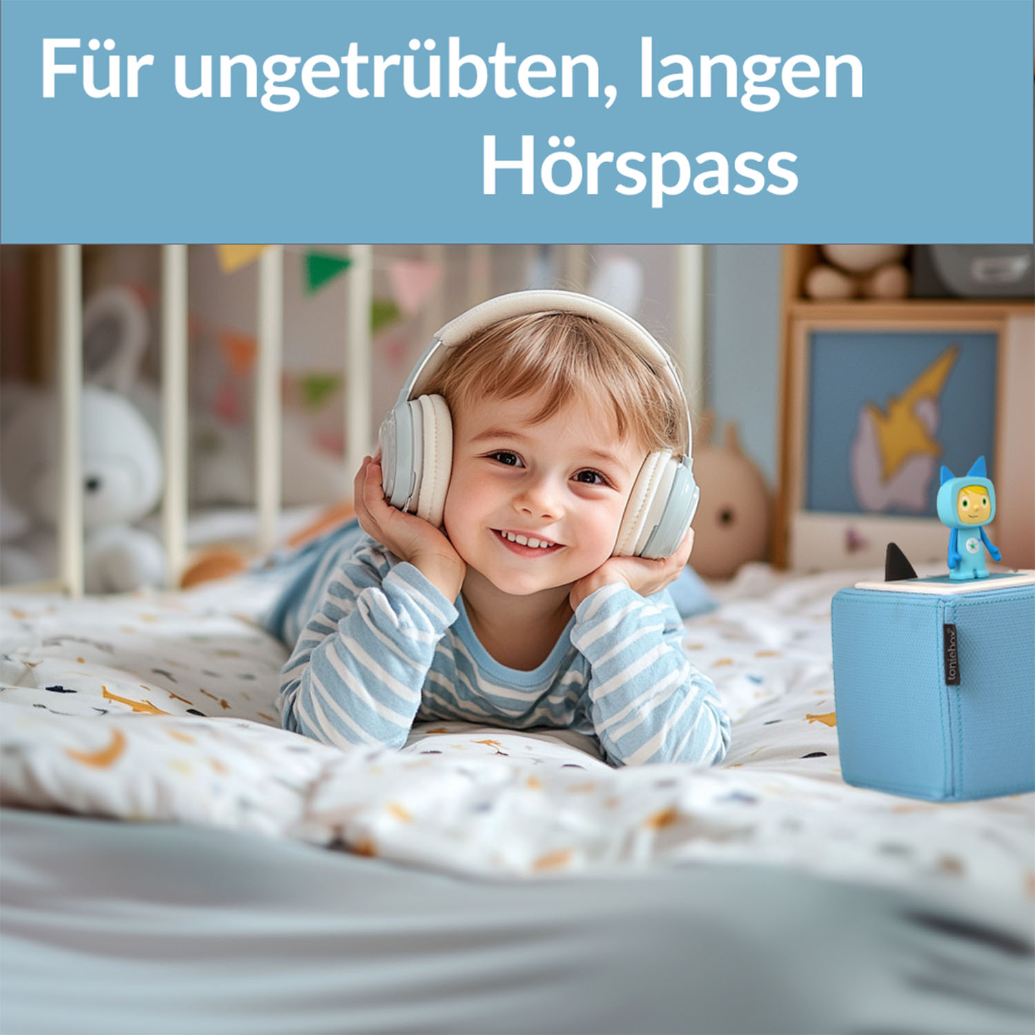 Ein lächelndes Kind mit Kopfhörern liegt im Bett. Ein blauer Würfel steht daneben.