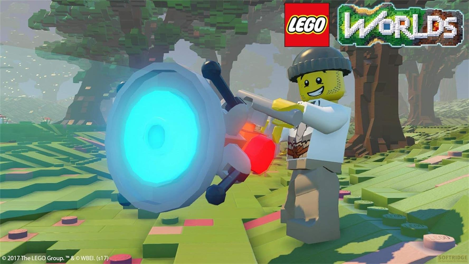 Un personaggio Lego tiene un dispositivo futuristico con un cerchio blu luminoso in un paesaggio verde e squadrato.