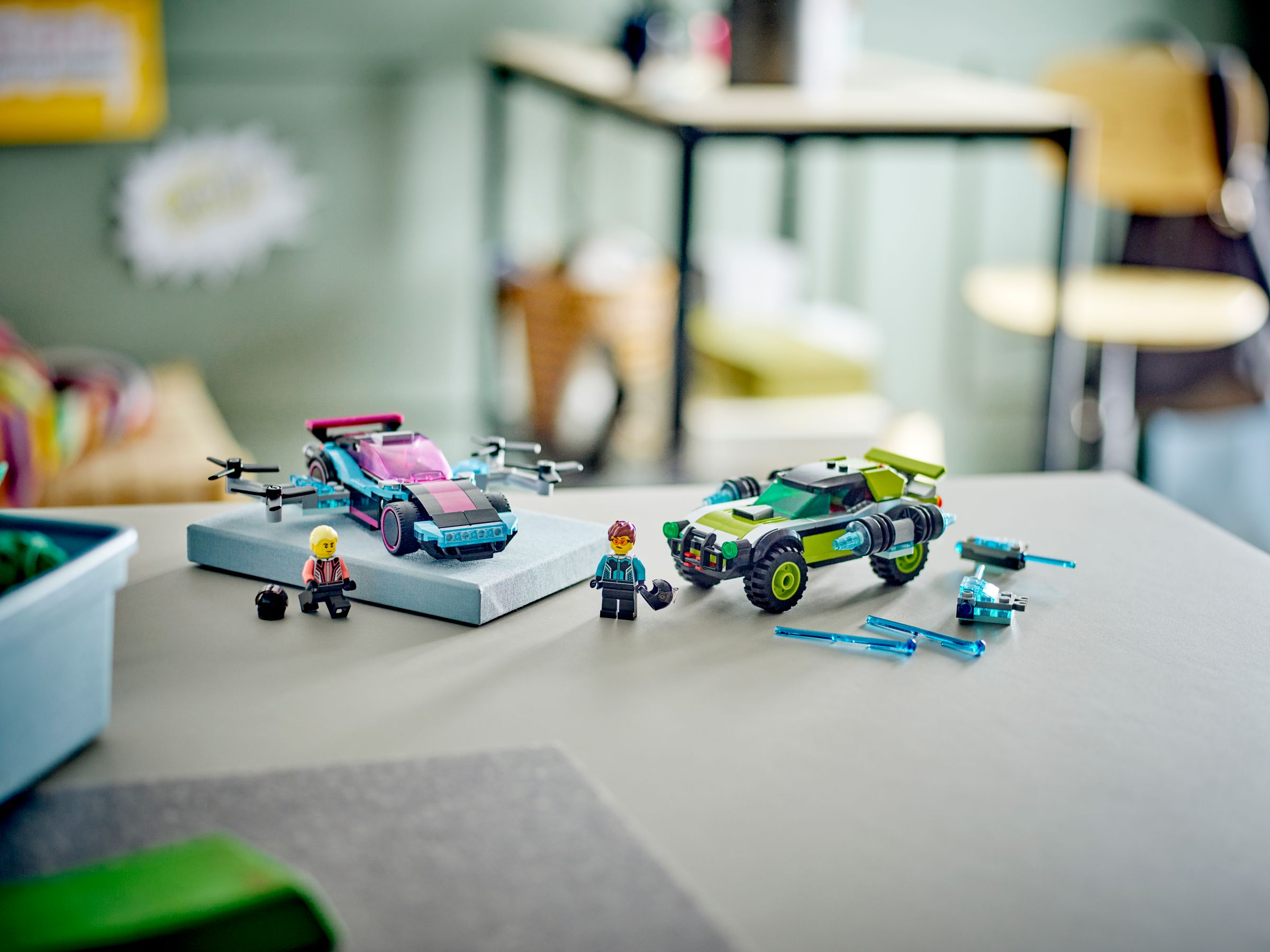 Due veicoli Lego, un'auto da corsa blu e un buggy verde/bianco, con minifigure.