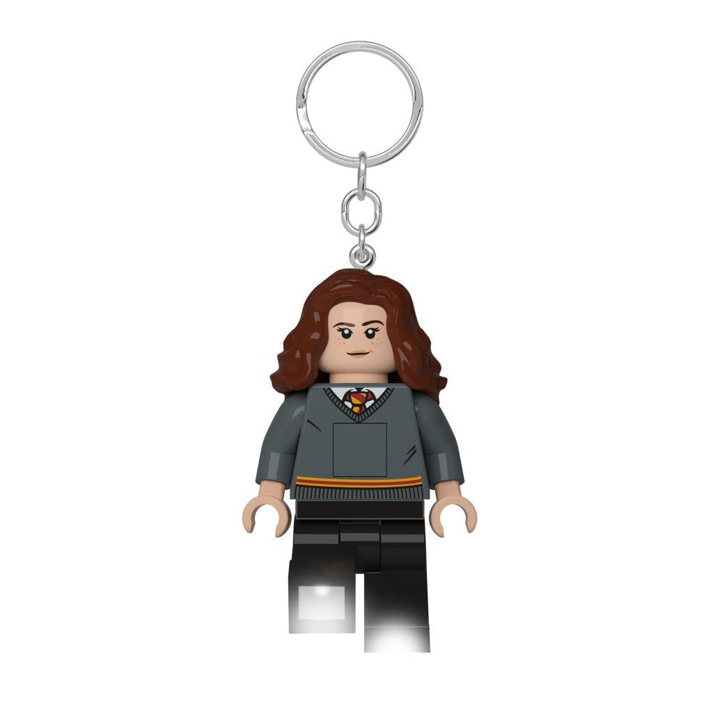 Okul üniformalı Lego Hermione figürlü anahtarlık, anahtarlığa takılı.