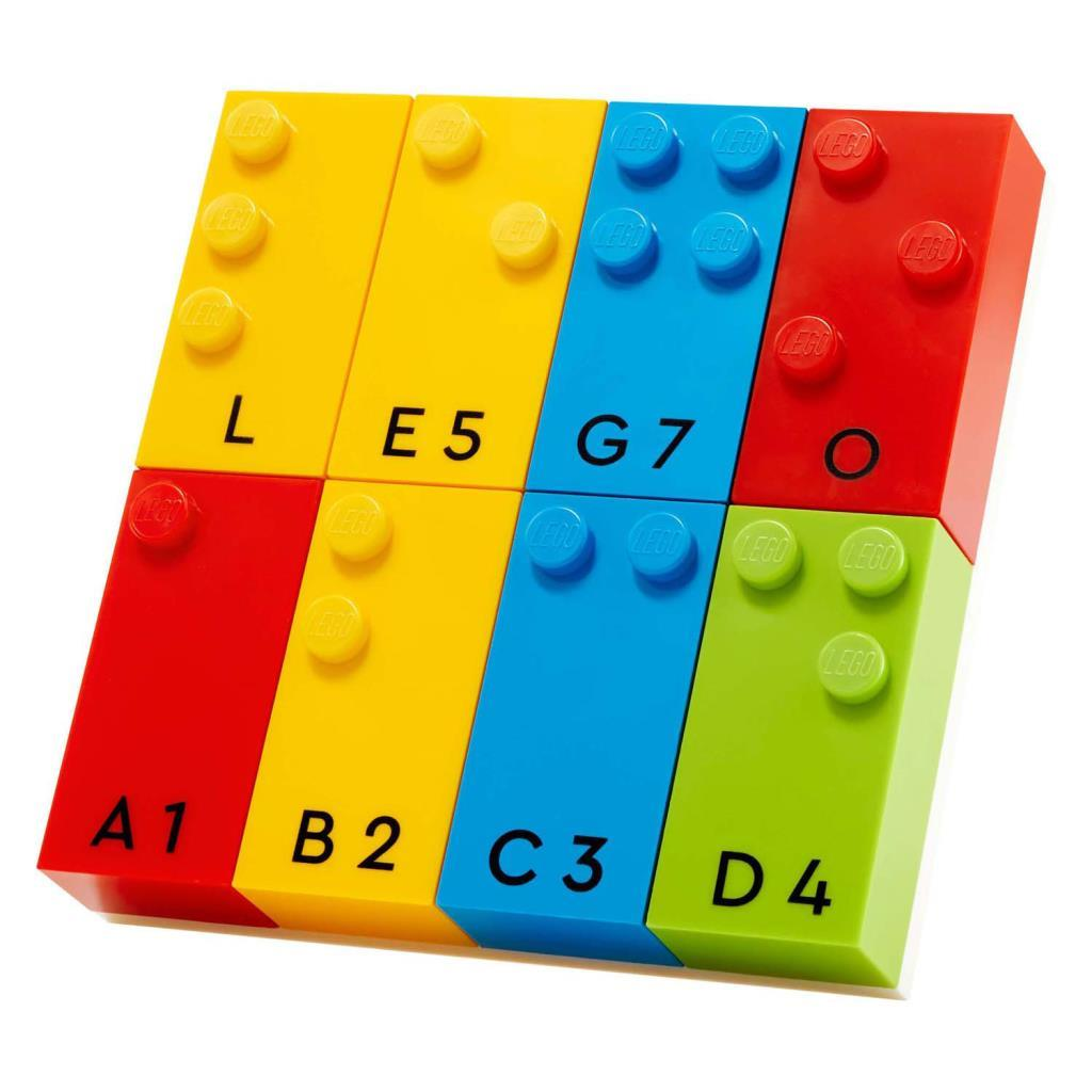 Kleurrijke LEGO-stenen met letters en cijfers erop.