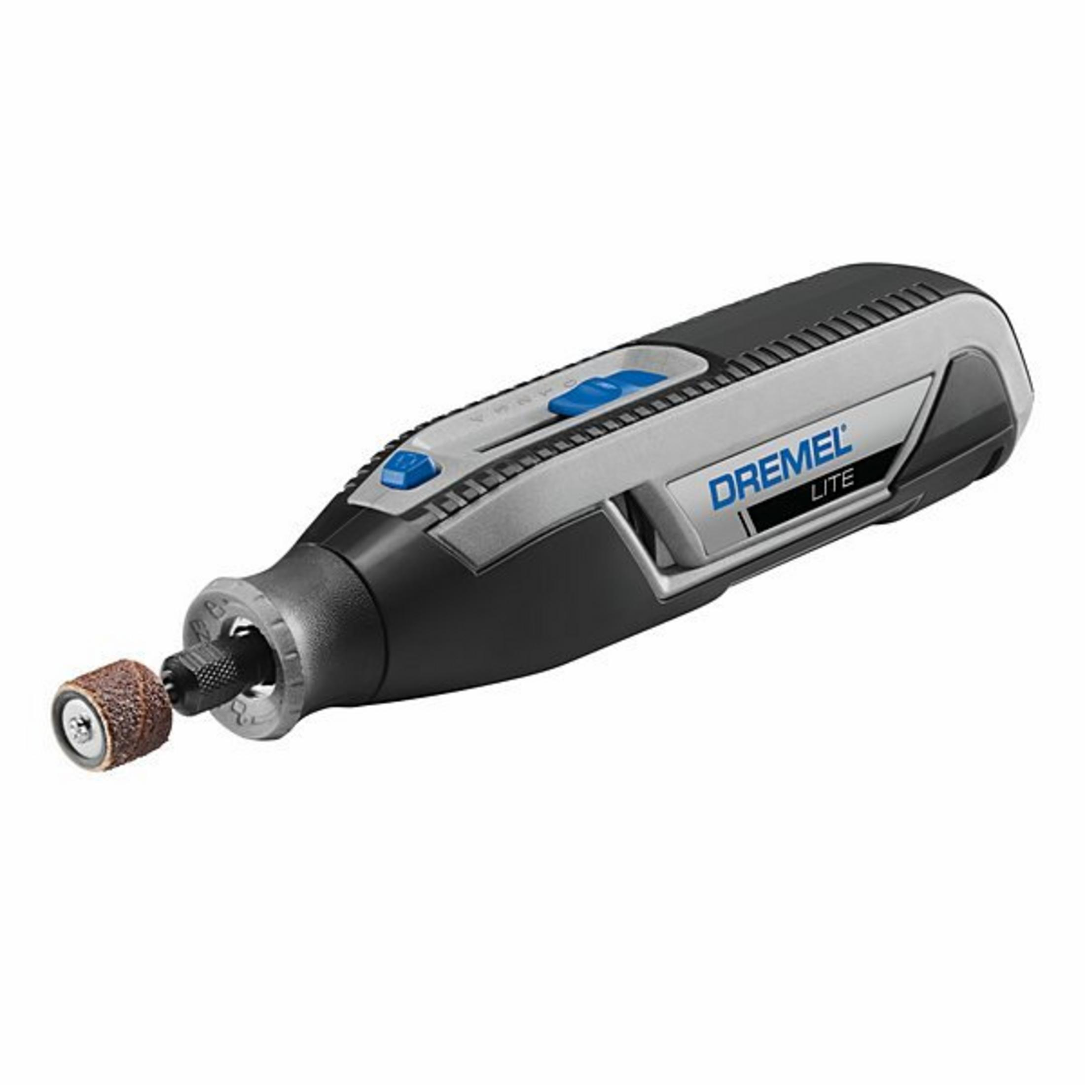 Ein Dremel Lite Werkzeug mit einem Schleifaufsatz auf weißem Hintergrund.