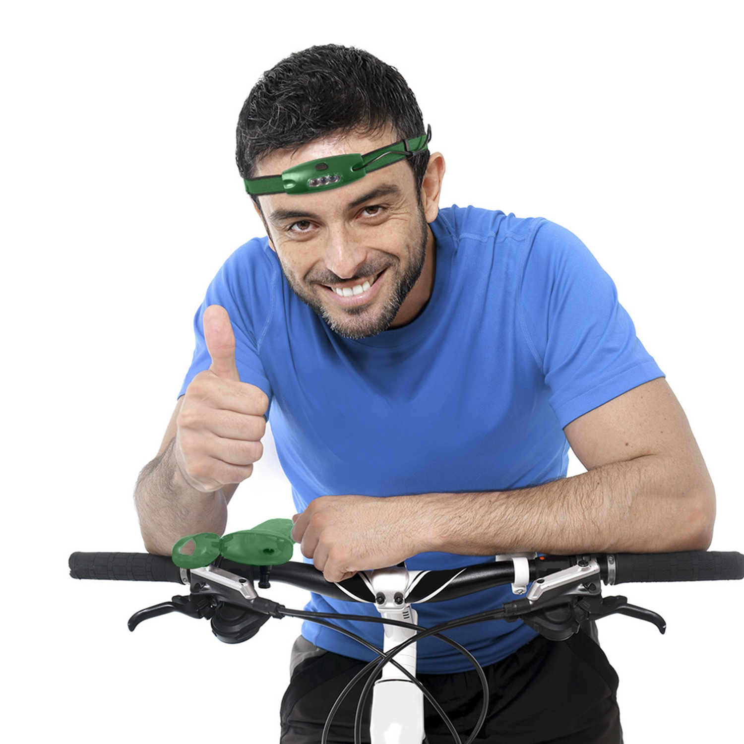 Uomo con fascia verde e luci, fa pollice in su.