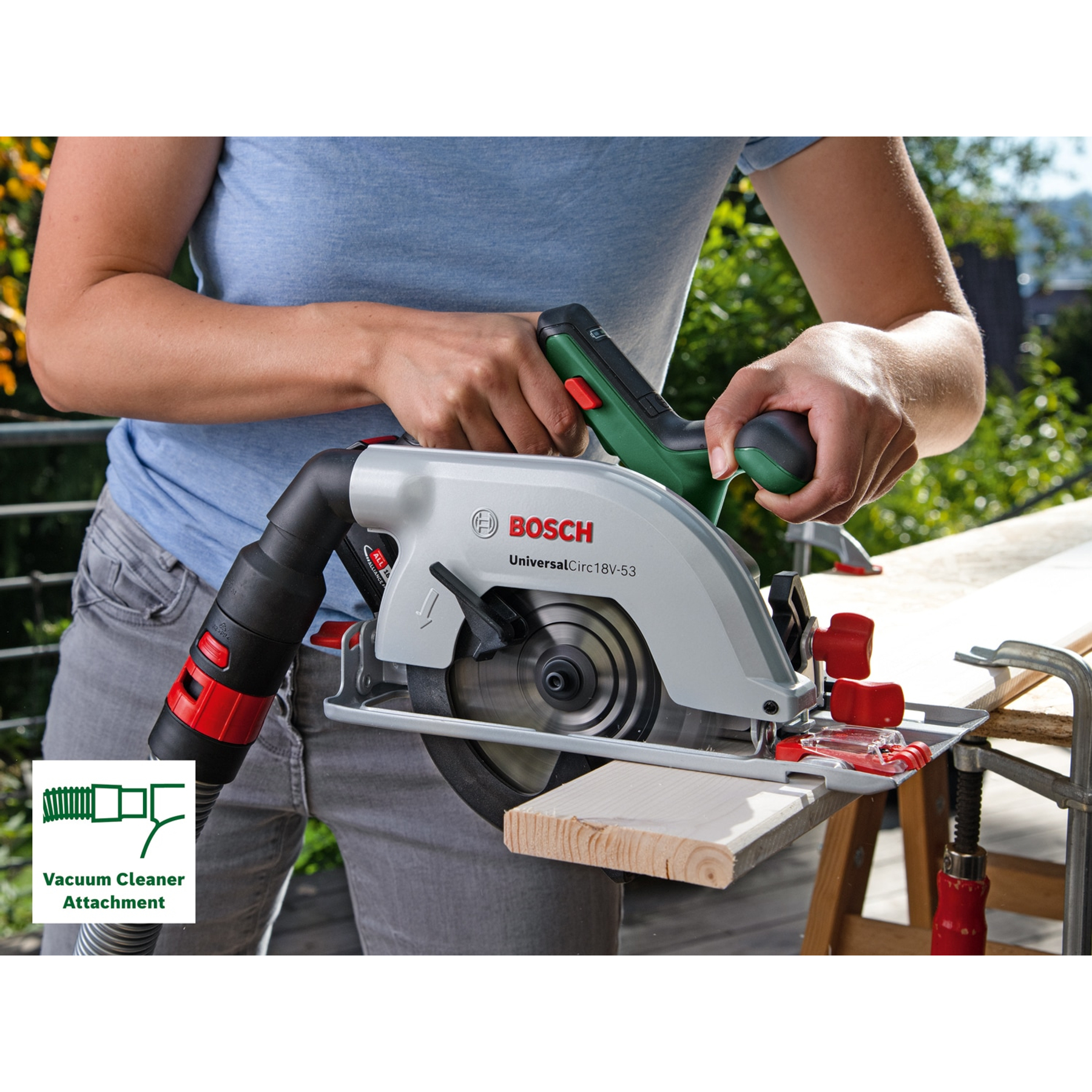 Eine Person benutzt eine Bosch Kreissäge, um Holz zu schneiden.