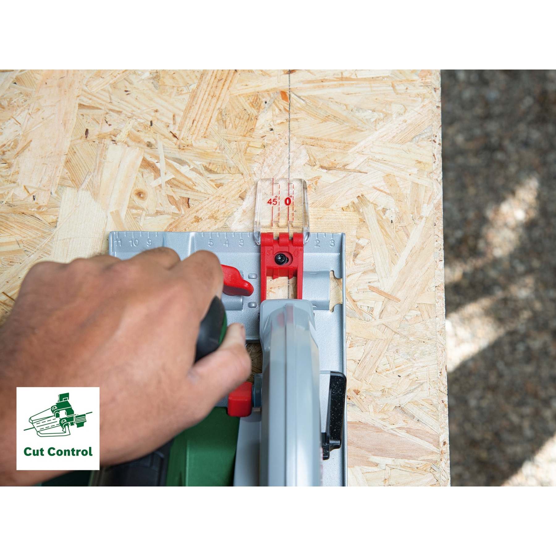Hand führt Kreissäge über Holzplatte mit Markierung für 45 Grad.