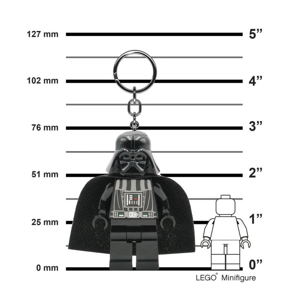 El llavero de LEGO de Darth Vader se muestra junto a una escala de tamaño.