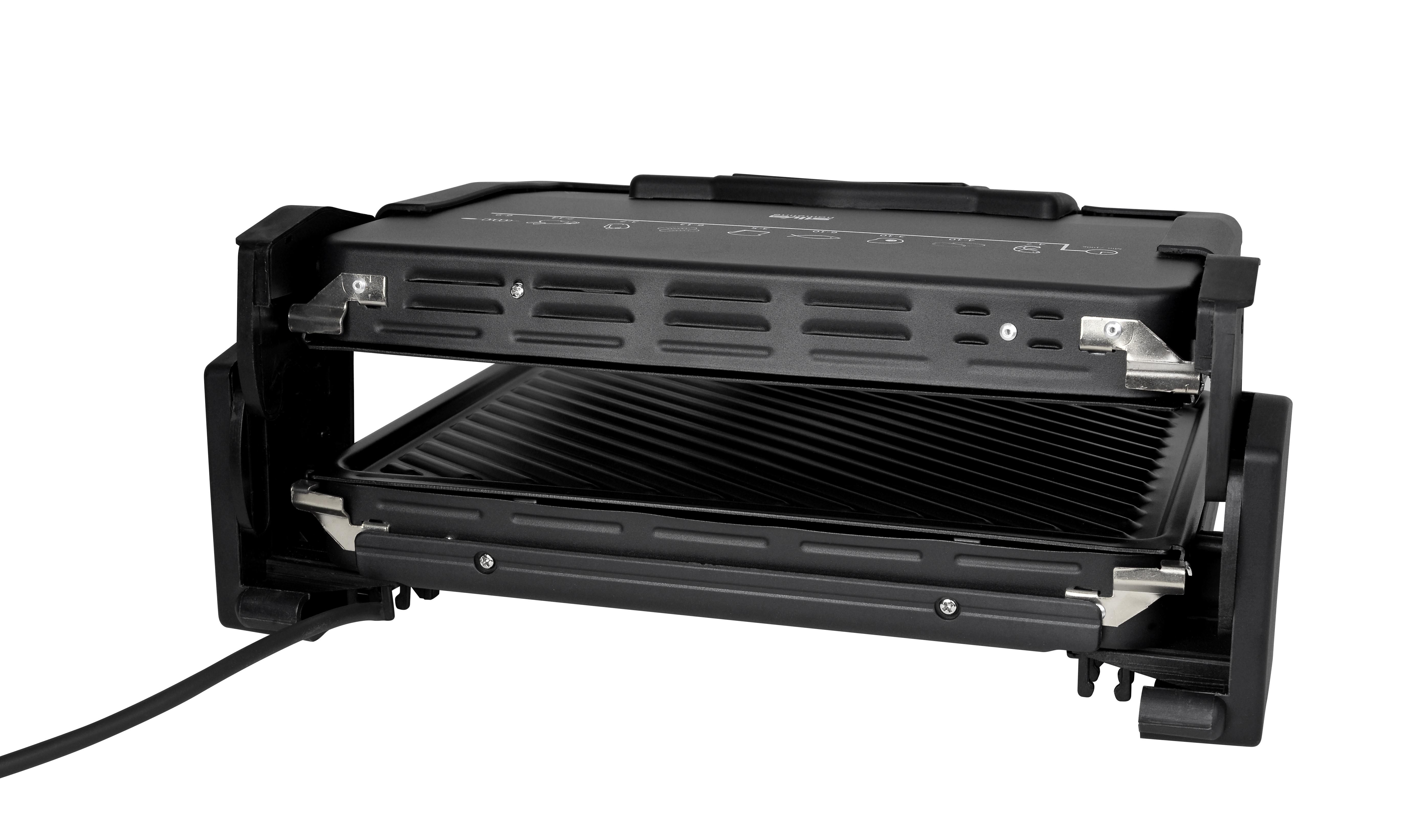 Ein offener schwarzer Kontaktgrill mit geriffelten Platten und Kabel.