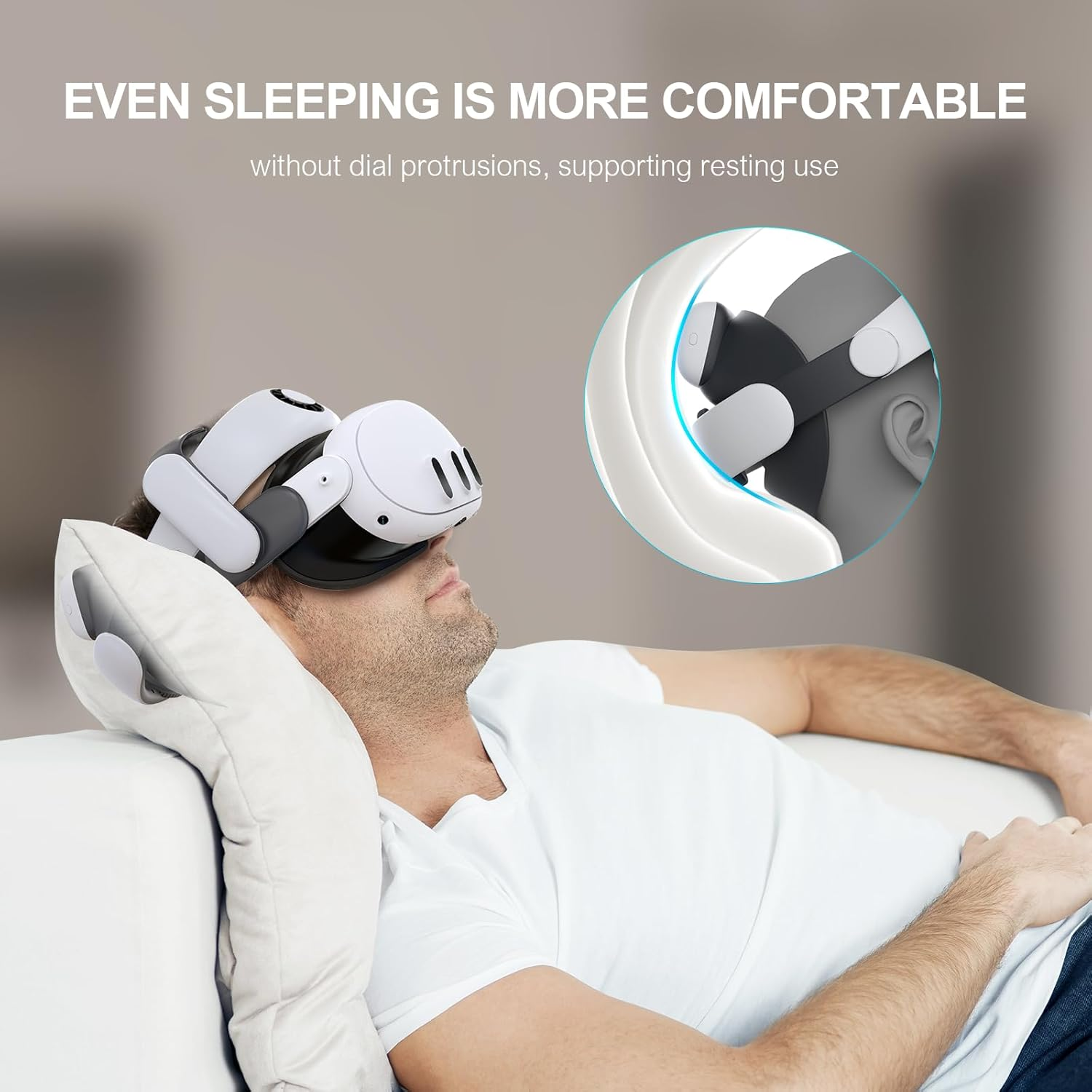 Uomo con visore VR riposa su cuscino, testo: 'ANCHE DORMIRE È PIÙ CONFORTEVOLE'.