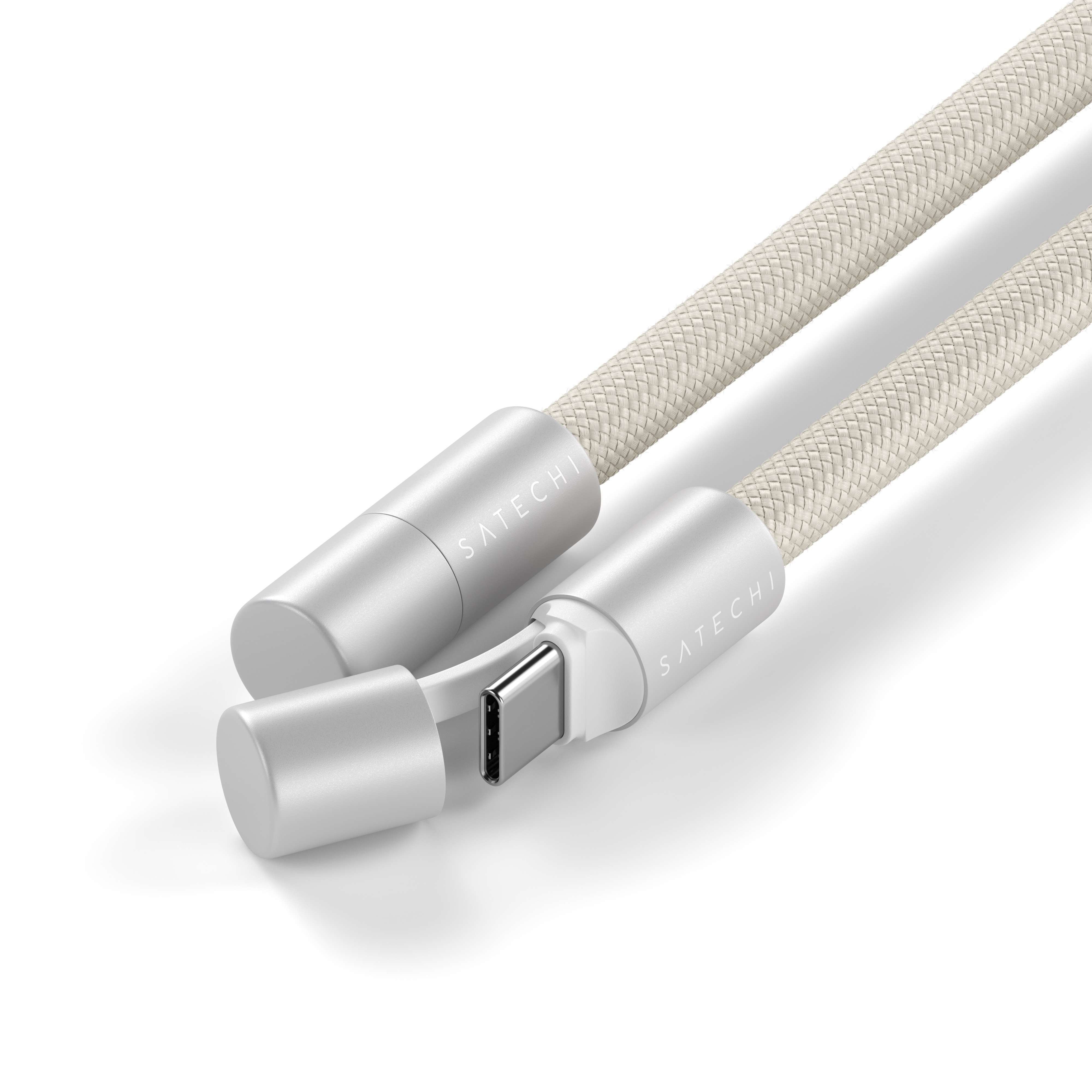 Un cavo USB-C argentato con cavo intrecciato e cappucci rimovibili.