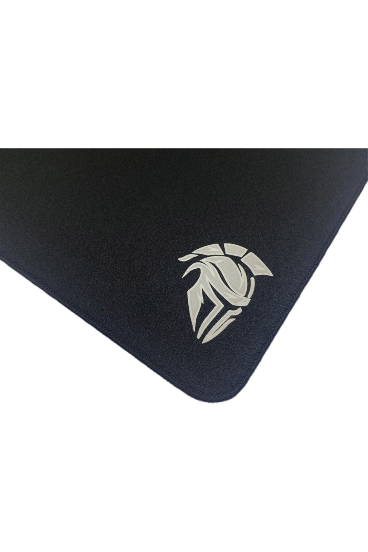 Köşesinde gümüş kask logosu bulunan siyah mousepad.