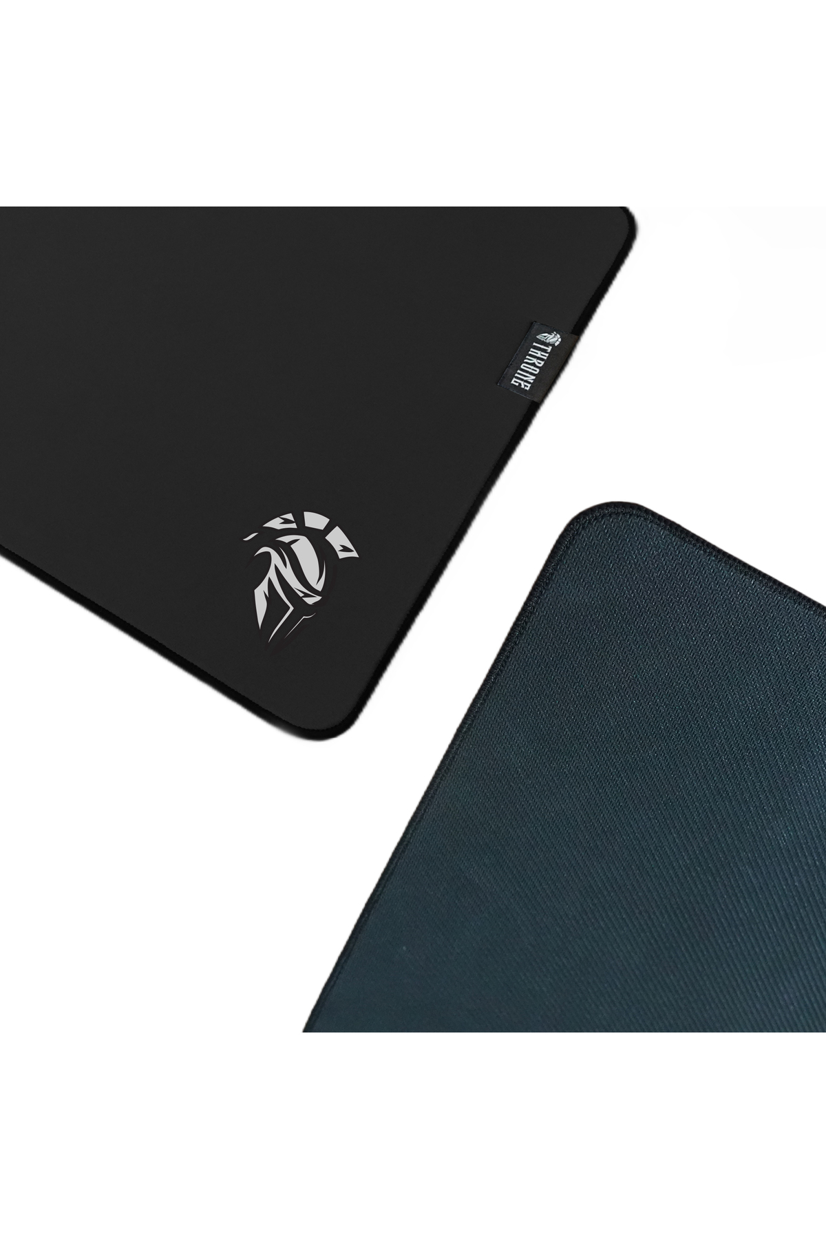 Gümüş logolu siyah mouse pad ve başka bir mavi-yeşil mouse pad.