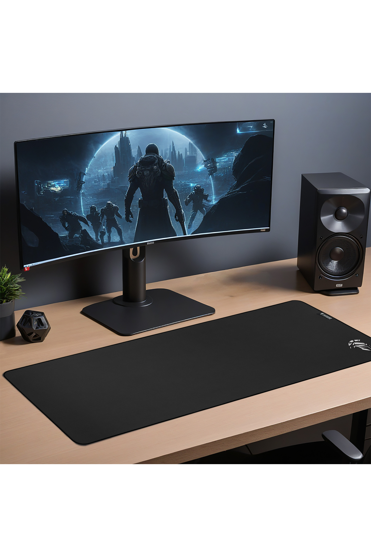 Bilim kurgu oyunu gösteren büyük bir monitör, siyah hoparlör ve mousepadli bir masa.