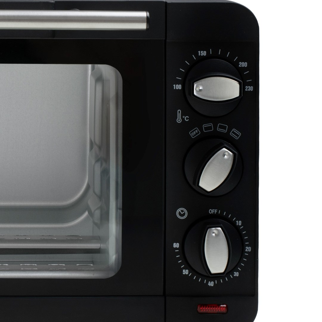 Un mini forno nero con manopole argentate e quadrante della temperatura.
