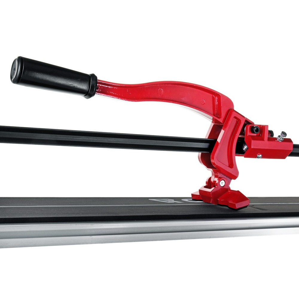 Tagliapiastrelle rosso con manico nero e binari metallici.