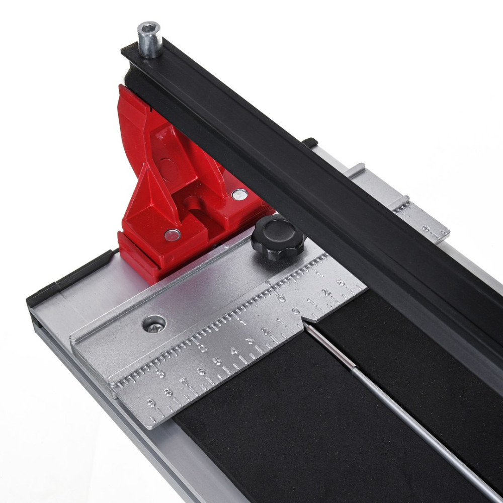 Primo piano di un tagliapiastrelle rosso con guide metalliche e scala.