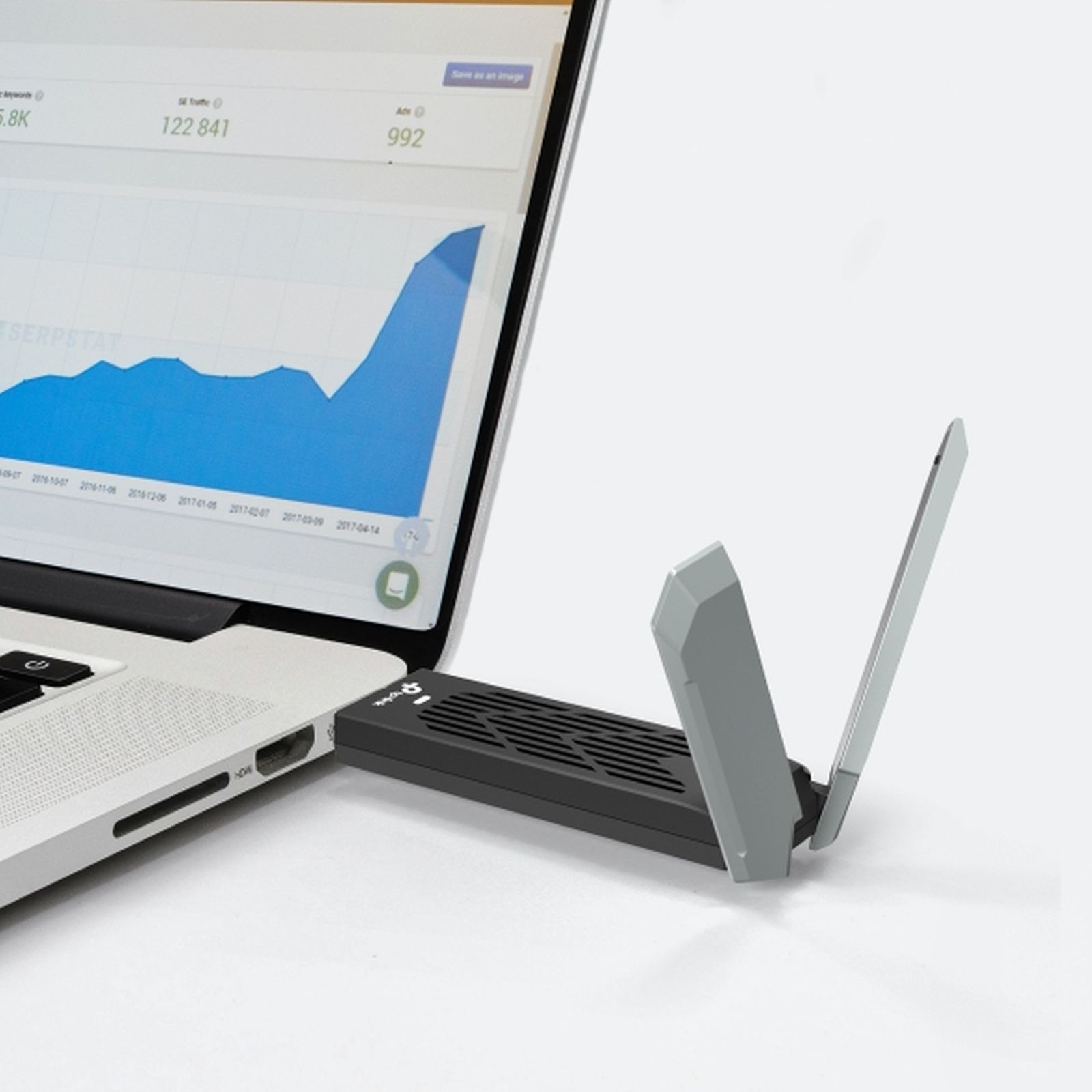 Un laptop che mostra un grafico, con un dispositivo esterno collegato.