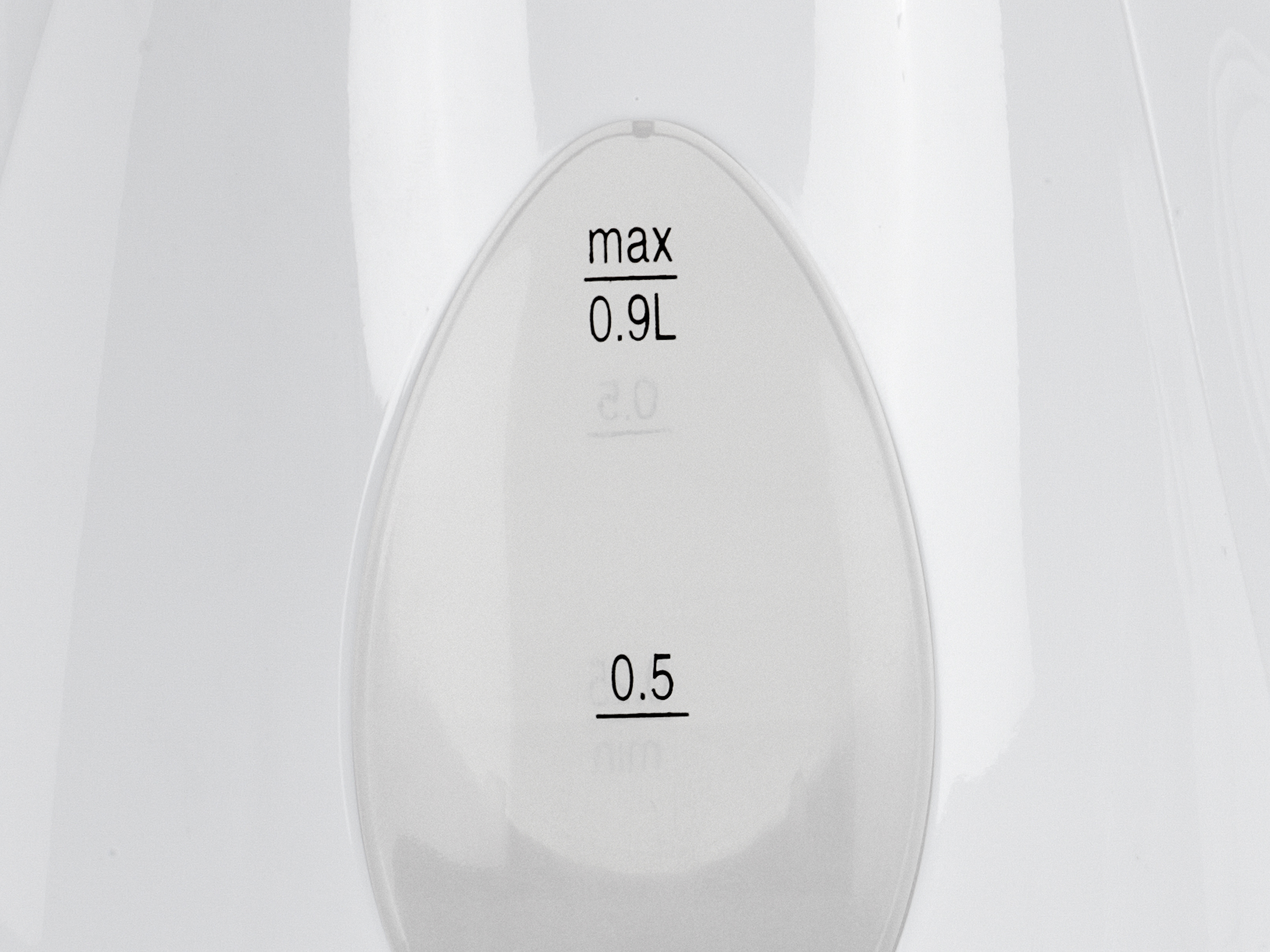 Max-Markierung 0,9L und 0,5L auf einem weißen Wasserkocher.